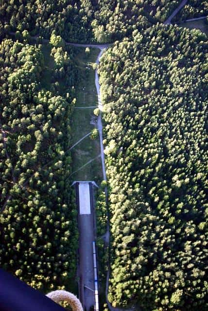 Die Luftaufnahme des von einem Wald umgebenen Bahnhofs soll voller Geistergestalten sein, die nach ihrem Tod aus dem Zug gelassen wurden