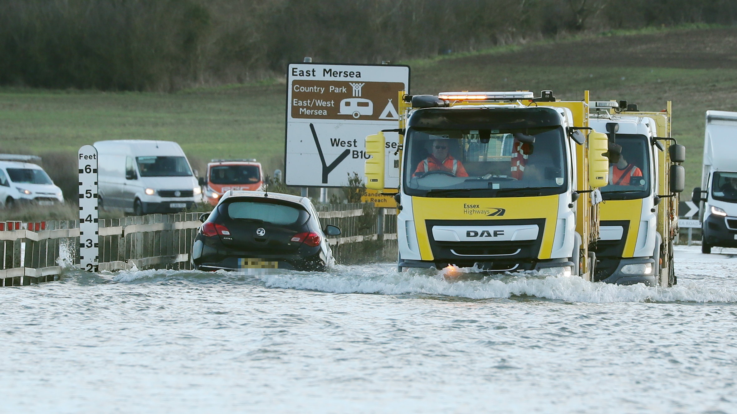 Die britische Küstenwache wurde am Montag zu einer überfluteten Straße in der Nähe von Colchester in Essex gerufen