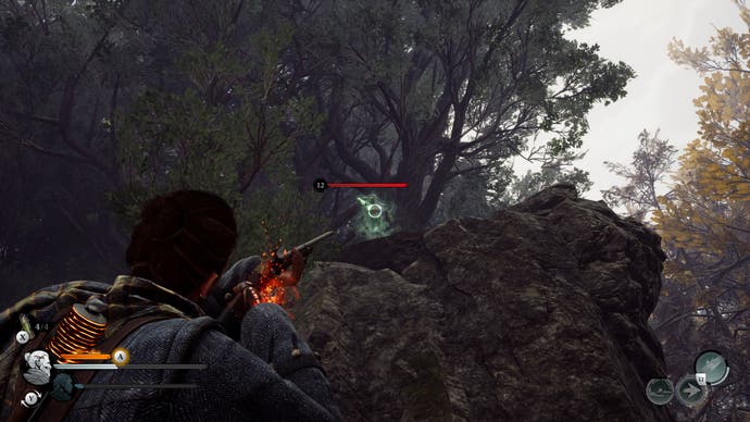 Screenshot von Banishers: Ghosts of New Eden, der zeigt, wie Red einen Gewehrschuss gegen ein leuchtendes Gespenst auf einer Klippe richtet