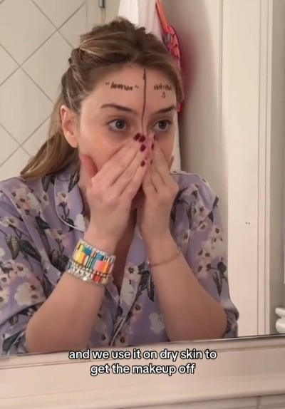 Sie fügte ihrem Reinigungsmittel Mizellenwasser hinzu, um ihr gesamtes Make-up zu entfernen