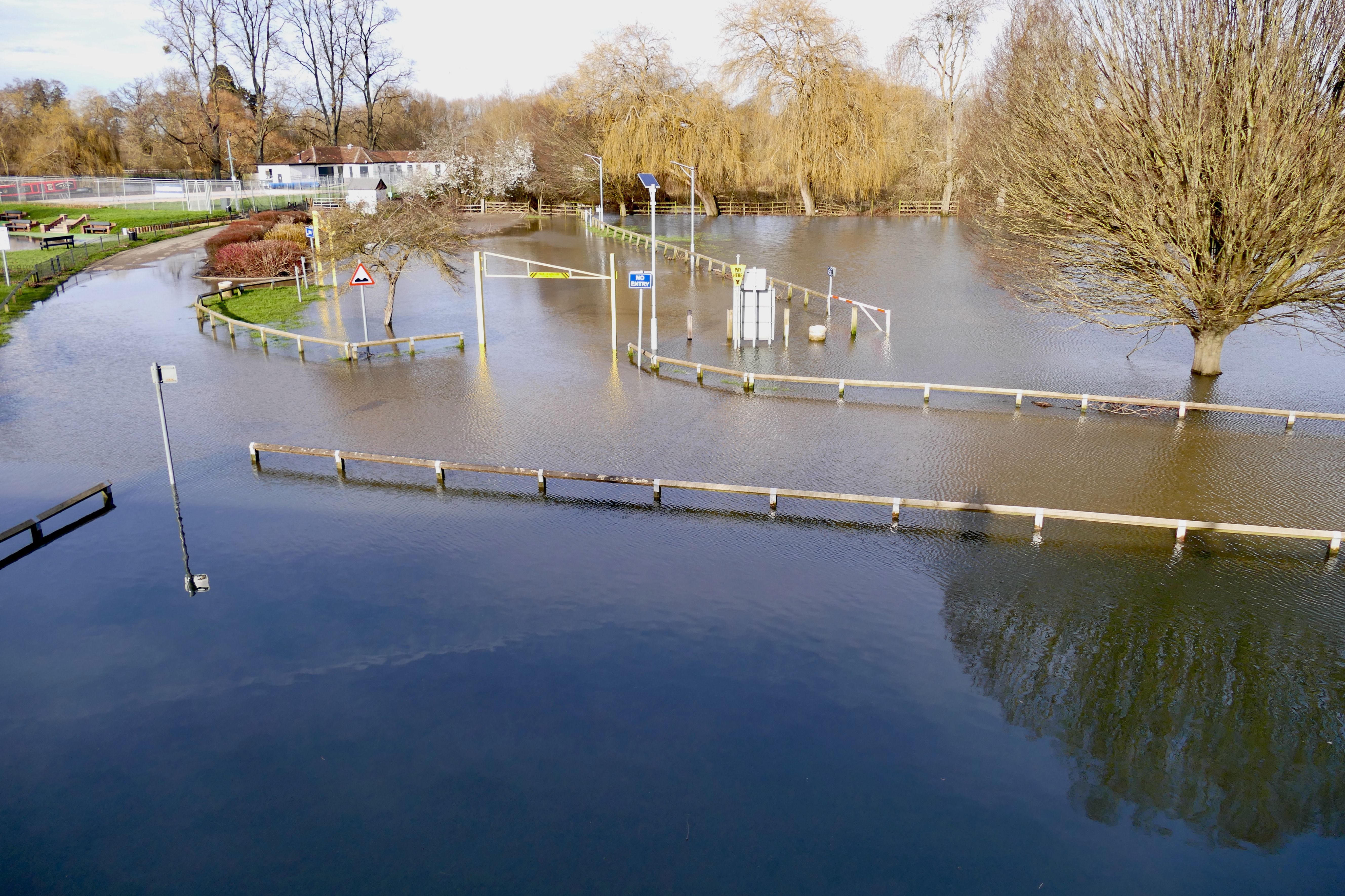 Ein überfluteter Parkplatz in Wallingford, Oxfordshire