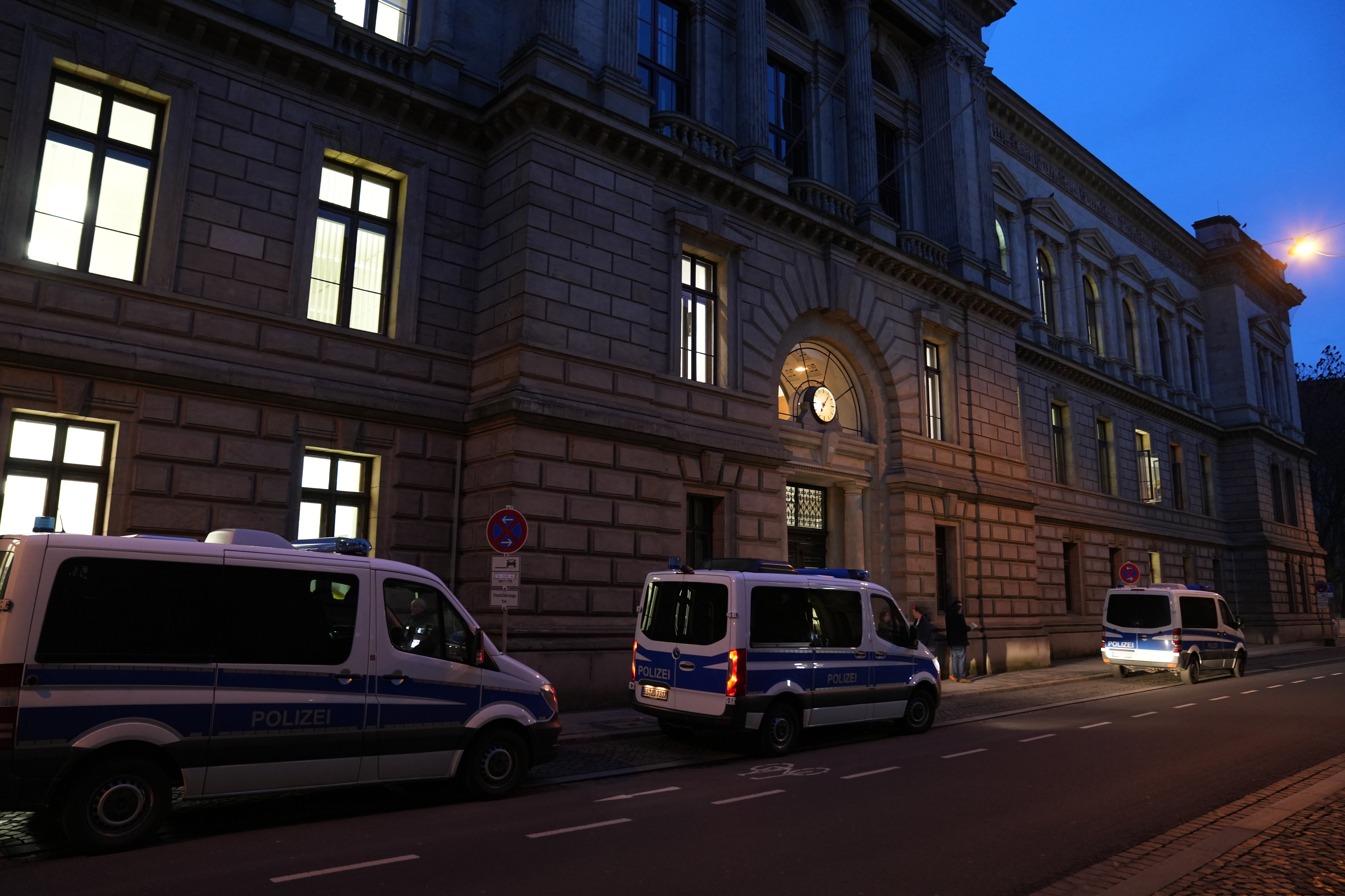 Ein Polizeiwagen mit Brückner kommt am Landgericht Braunschweig an