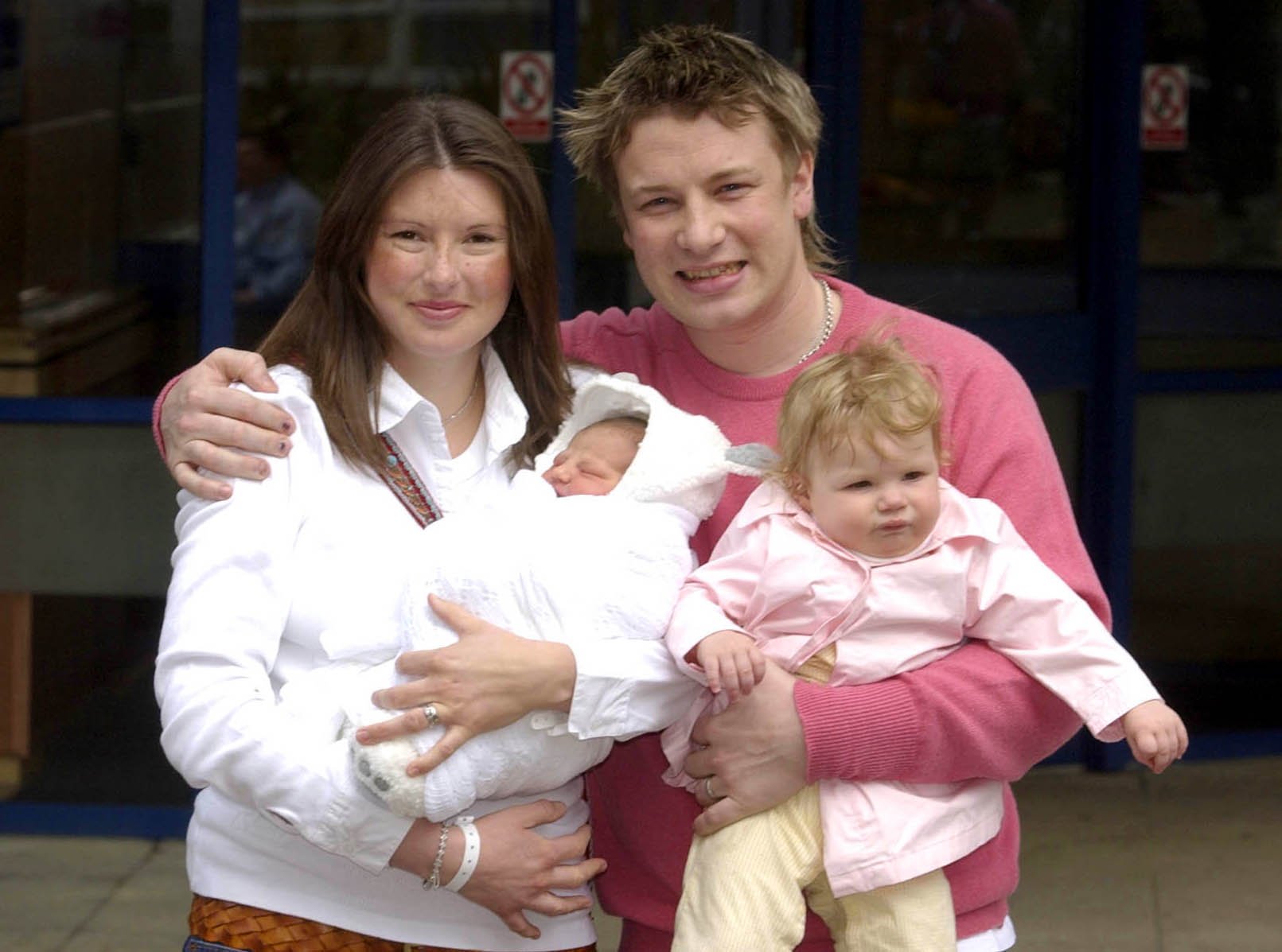 Jamie und Jools im Jahr 2003 mit ihren Töchtern Daisy Boo und Poppy Honey