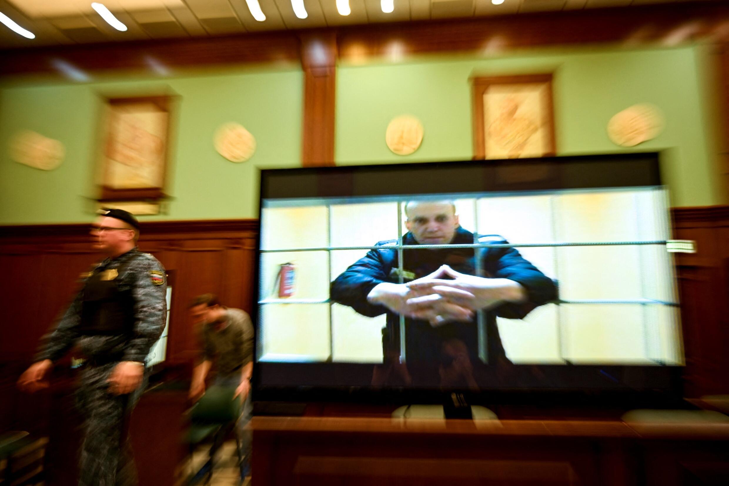 Oppositionsführer Alexej Nawalny erscheint über eine Videoverbindung aus seiner Gefängniskolonie auf einem Bildschirm, der in einem Gerichtssaal des Moskauer Stadtgerichts aufgestellt ist, während einer Anhörung über ein Berufungsverfahren gegen seine neunjährige Haftstrafe