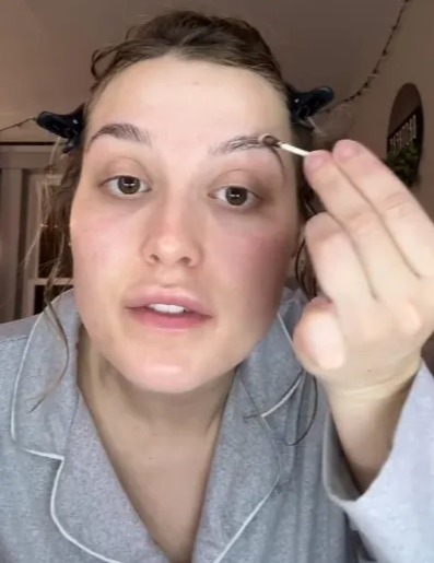 Alyssa verwendet für ihre Augenbrauen Bartfärbemittel für Männer