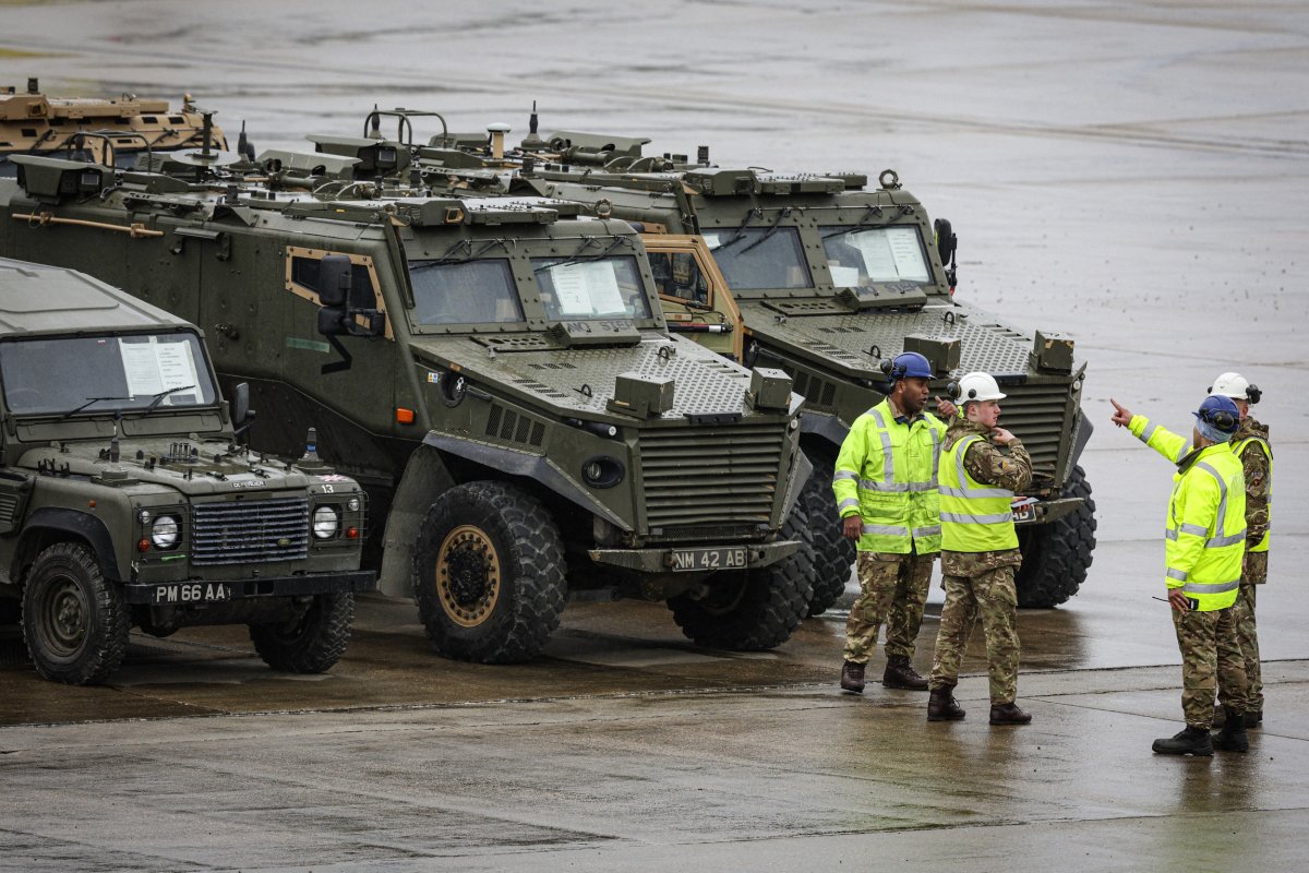 Britische Militärfahrzeuge vor der NATO-Übung 2024
