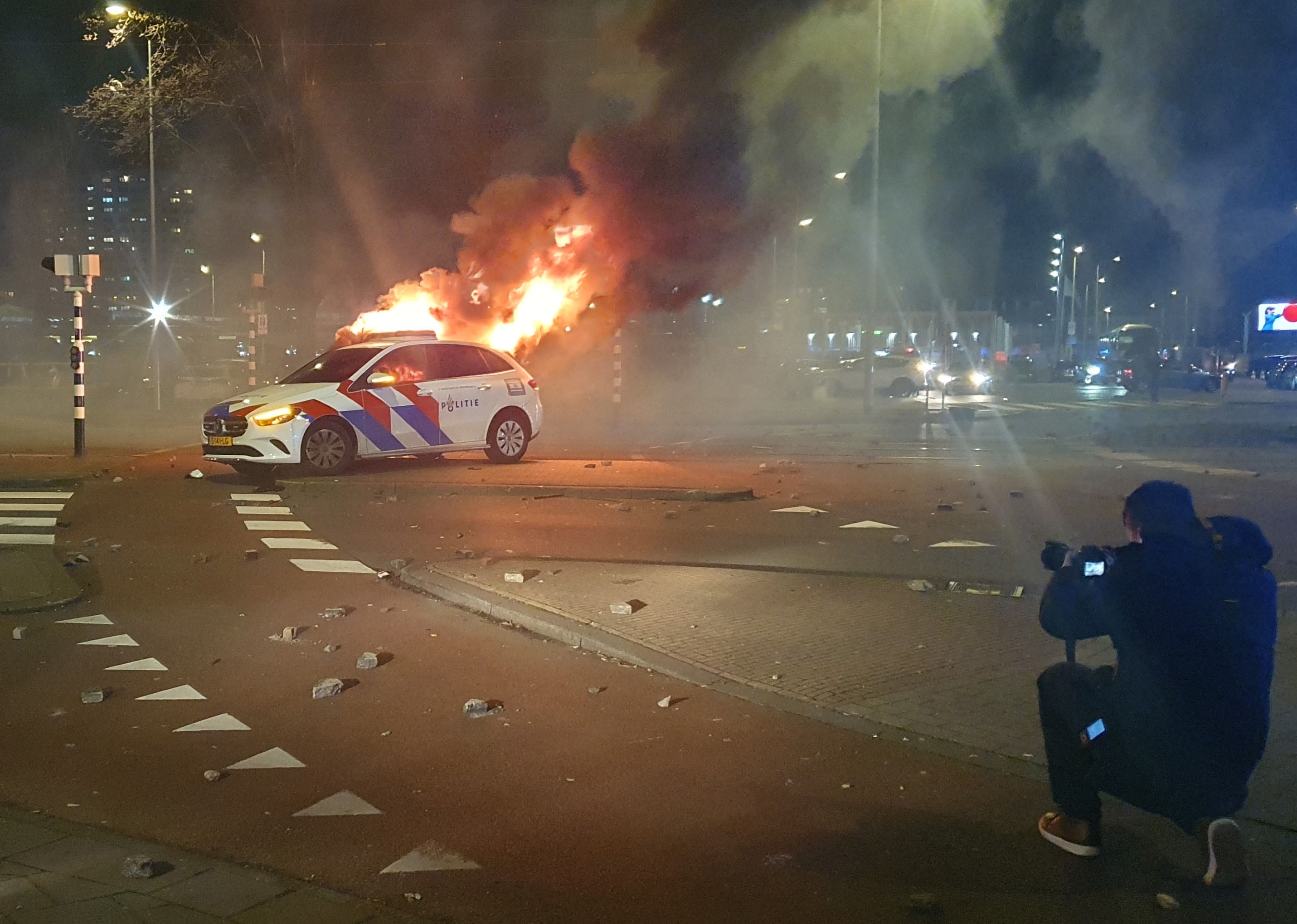 Ein brennendes Polizeiauto vor dem Opernhaus am Fruitweg
