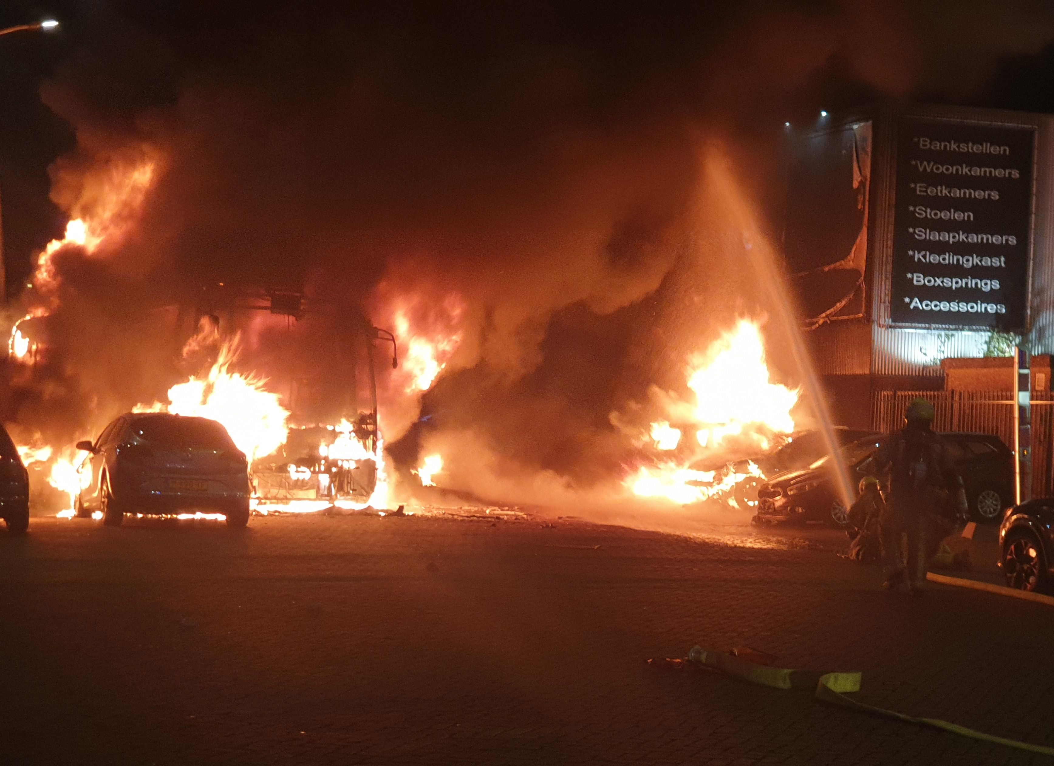 Brennende Fahrzeuge im Opernhauszentrum am Fruitweg