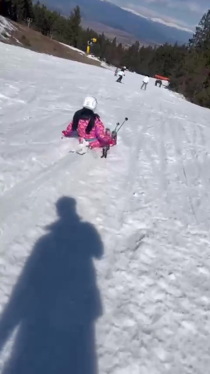 Katie rutschte auf ihren Skiern den Hang hinunter