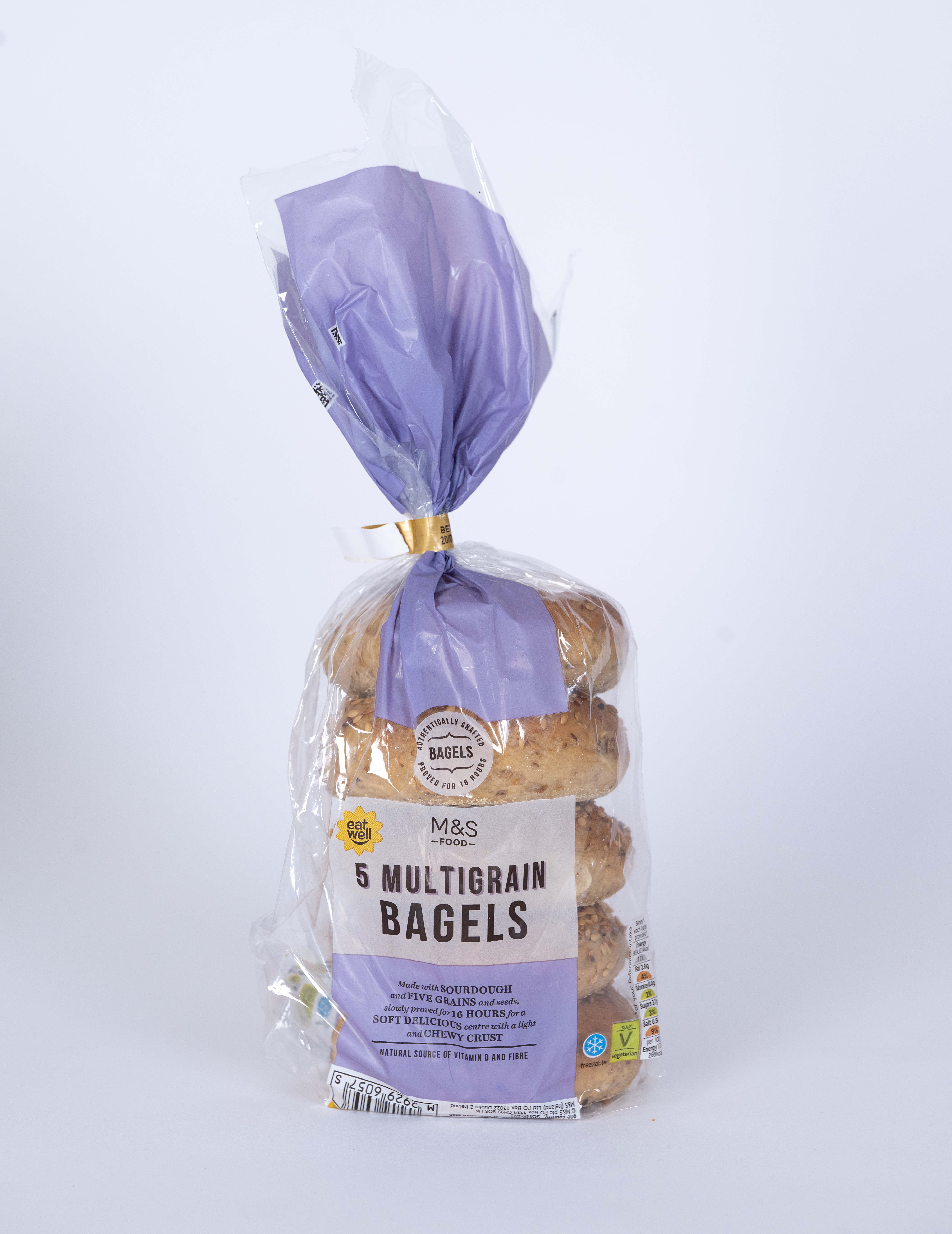 M&S Multigrain Bagels werden aus edlem Sauerteig für einen etwas schärferen, hefigen Geschmack hergestellt