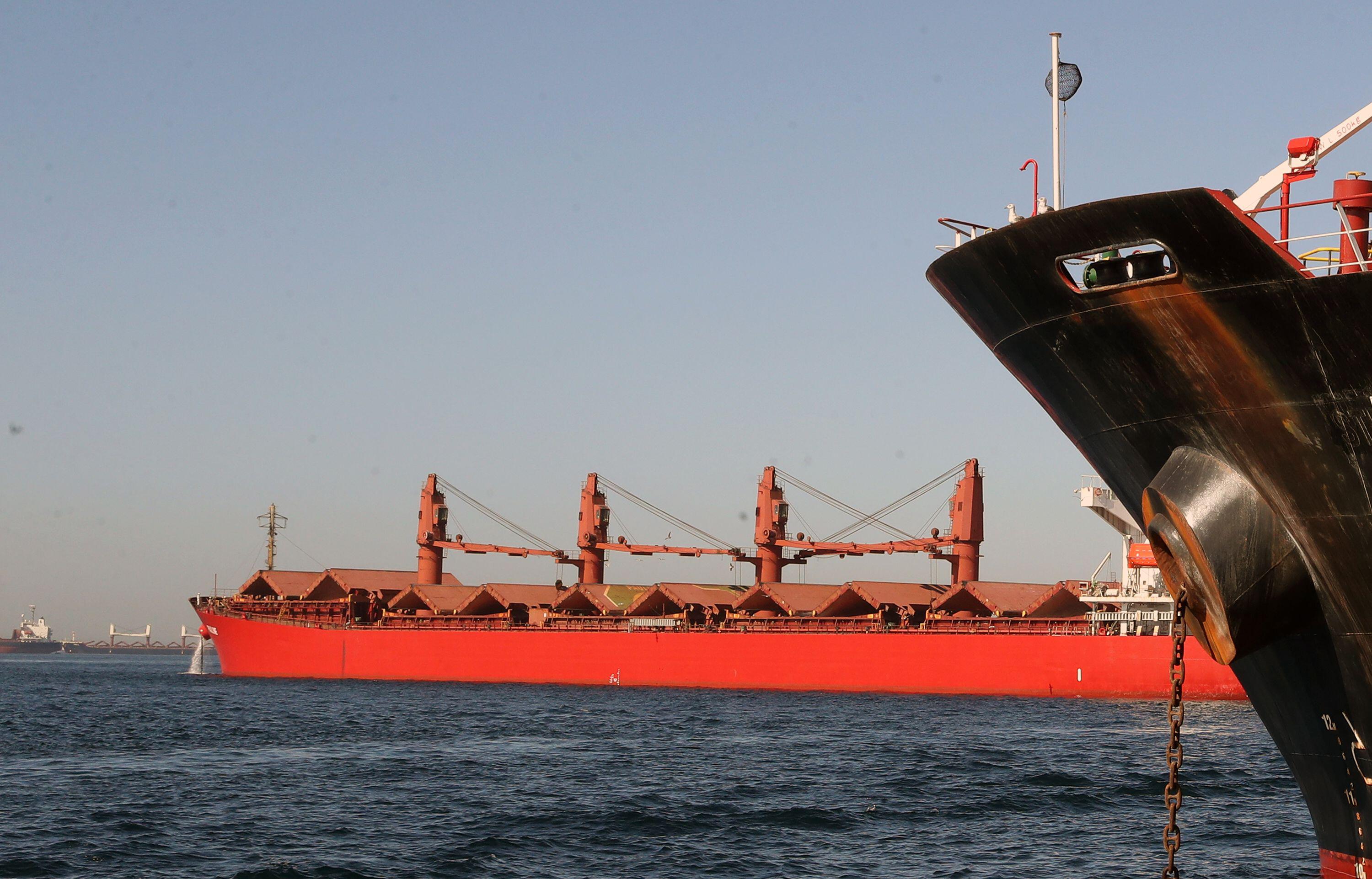 Ein Frachtschiff läuft am 5. Januar 2024 in den Hafen von Mersin in der Türkei ein
