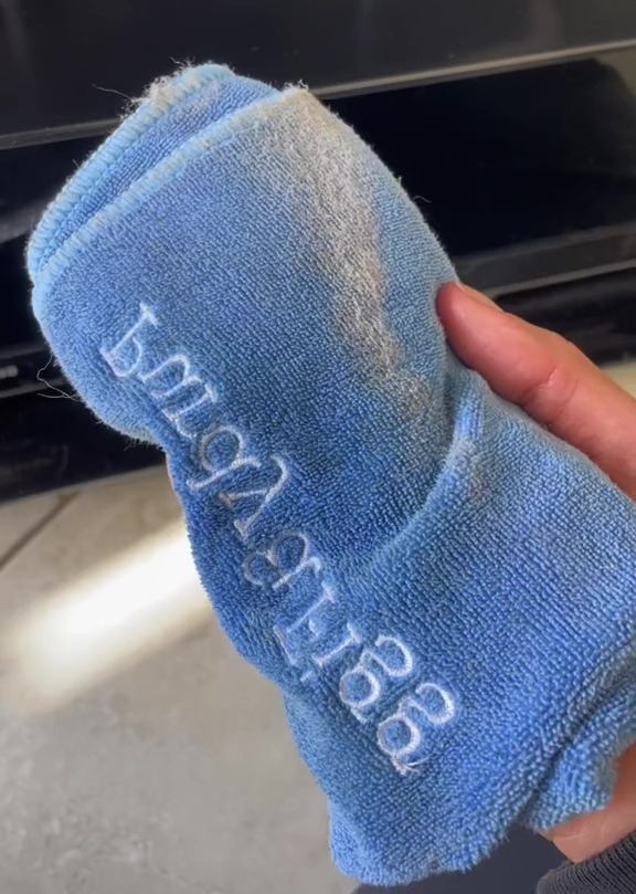 Laut diesem Reiniger müssen Sie zum Entfernen von Staub ein trockenes Tuch verwenden