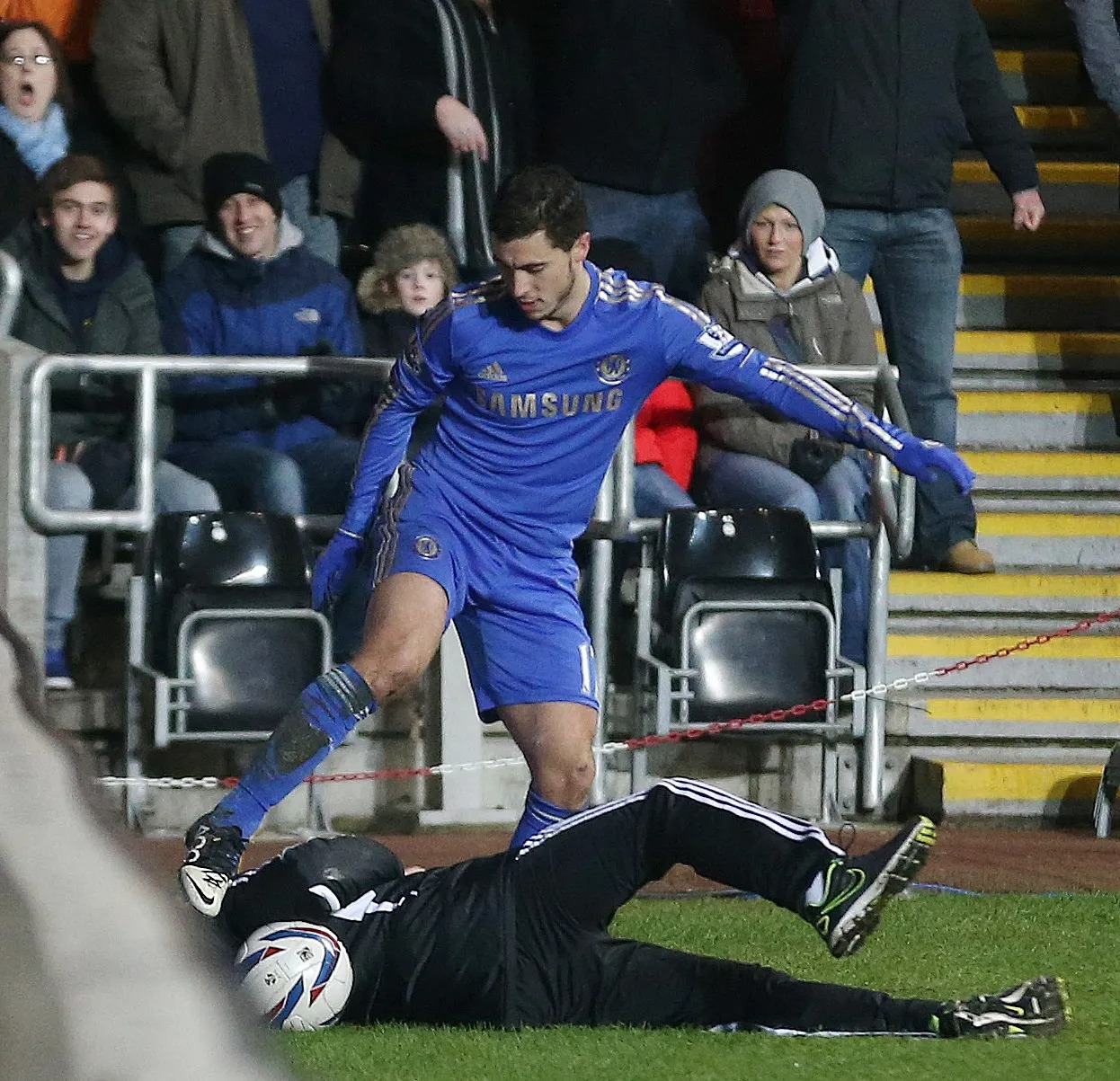 Hazard wurde während eines Spiels gegen Swansea vom Platz gestellt, nachdem er 2013 einen Balljungen getreten hatte