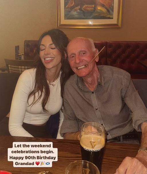 Michelle kicherte und trank zu seinem 90. Geburtstag mit ihrem Großvater