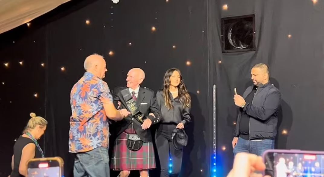Michelles Großvater feierte sein schottisches Erbe in einem klassischen Kilt
