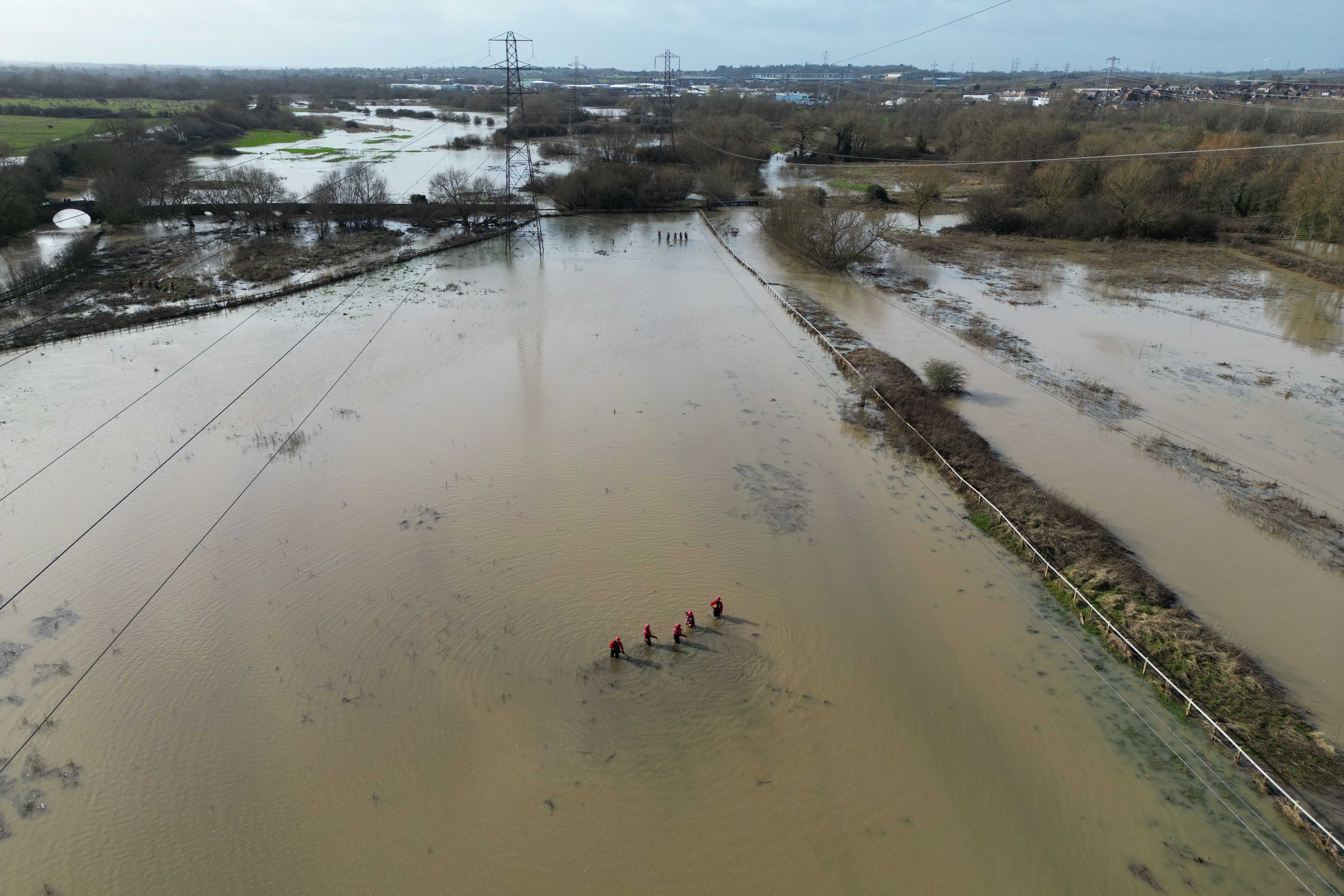 Eine Suchaktion auf den überschwemmten Feldern in Leicester ist im Gange