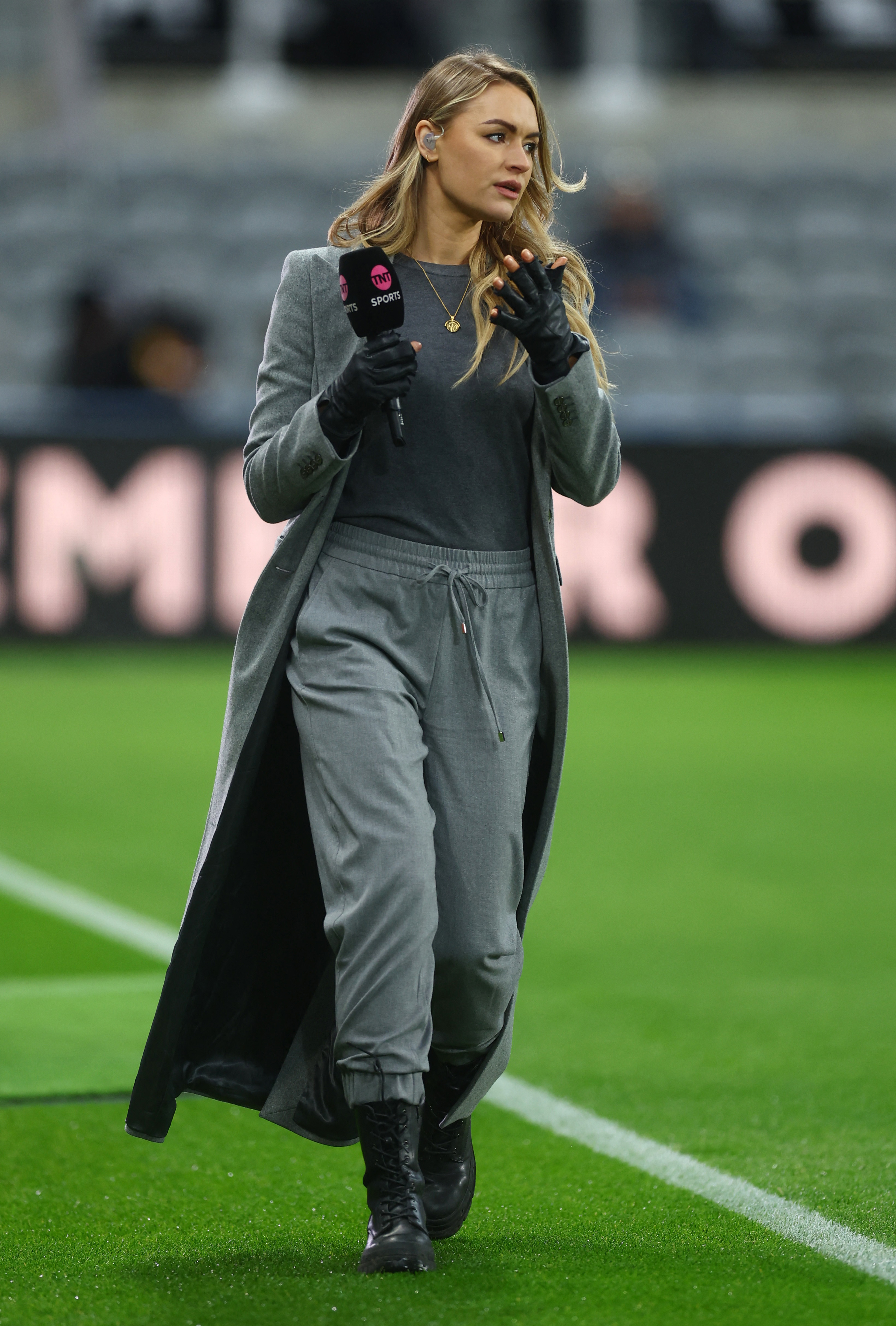 TNT Sports-Moderatorin Laura Woods steht vor einem Champions-League-Spiel am Spielfeldrand