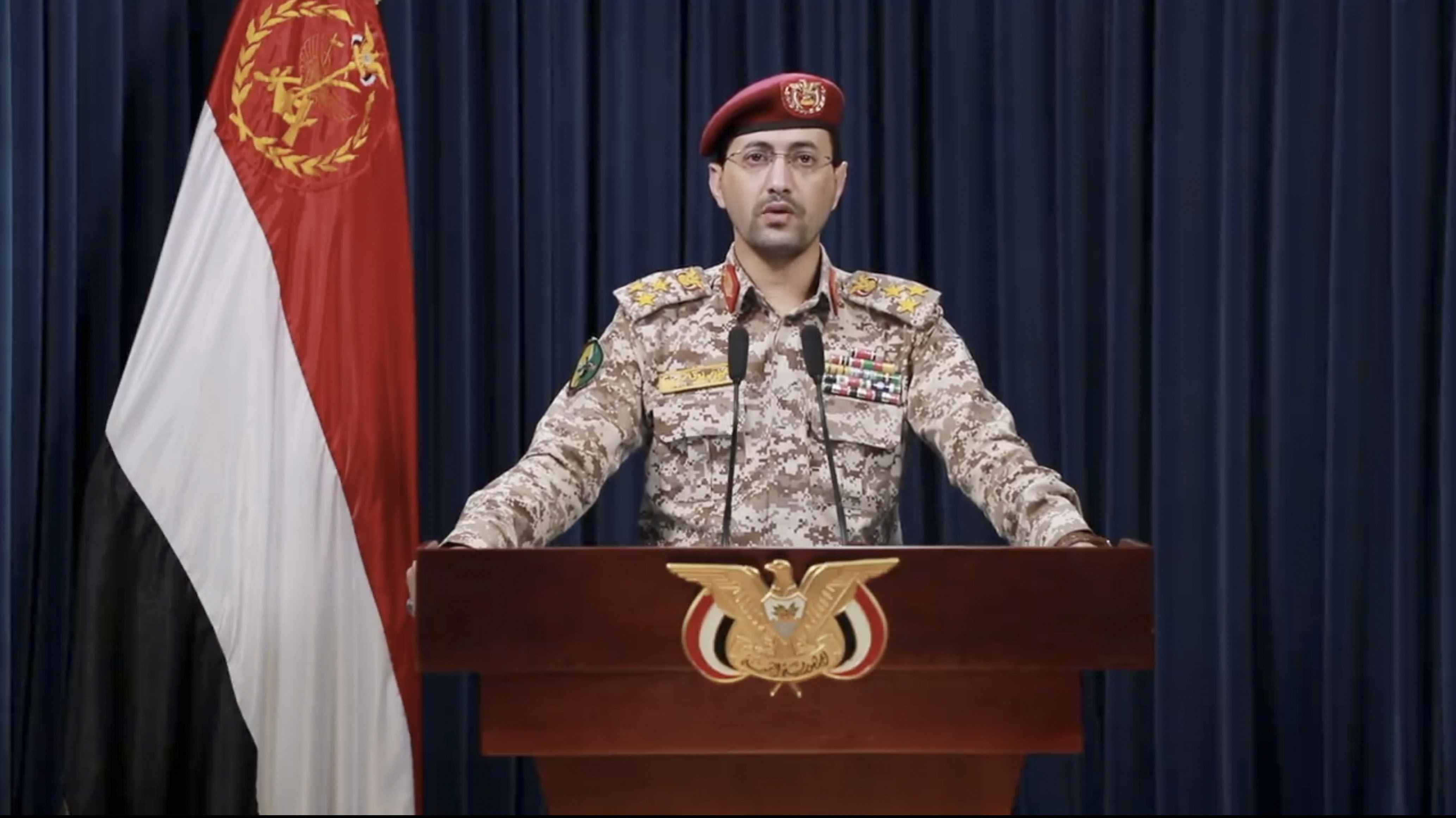 Der Sprecher des Houthi-Militärs, Yahya Sarea, gibt in Sanaa, Jemen, eine Erklärung ab