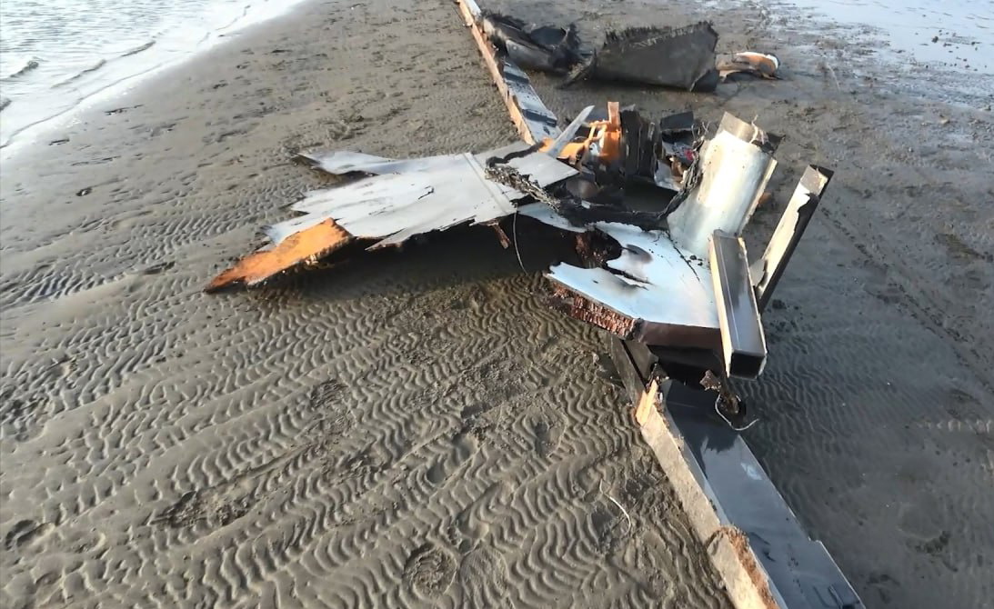 Die mutmaßlichen Trümmer einer US-Drohne nach dem Abschuss in einer Hafenstadt am Roten Meer
