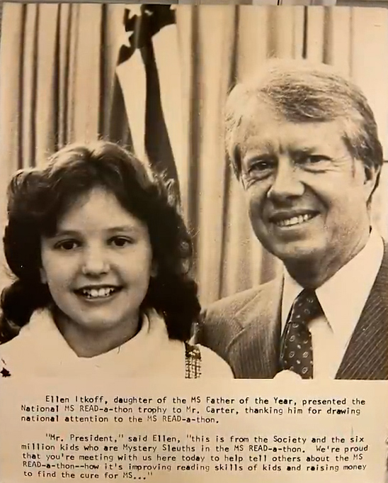 Itkoffs Tochter, Elle Hamilton, lächelt mit dem ehemaligen Präsidenten Jimmy Carter, nachdem er ihrem Vater eine Trophäe für die Auszeichnung als MS-Vater des Jahres überreicht hat