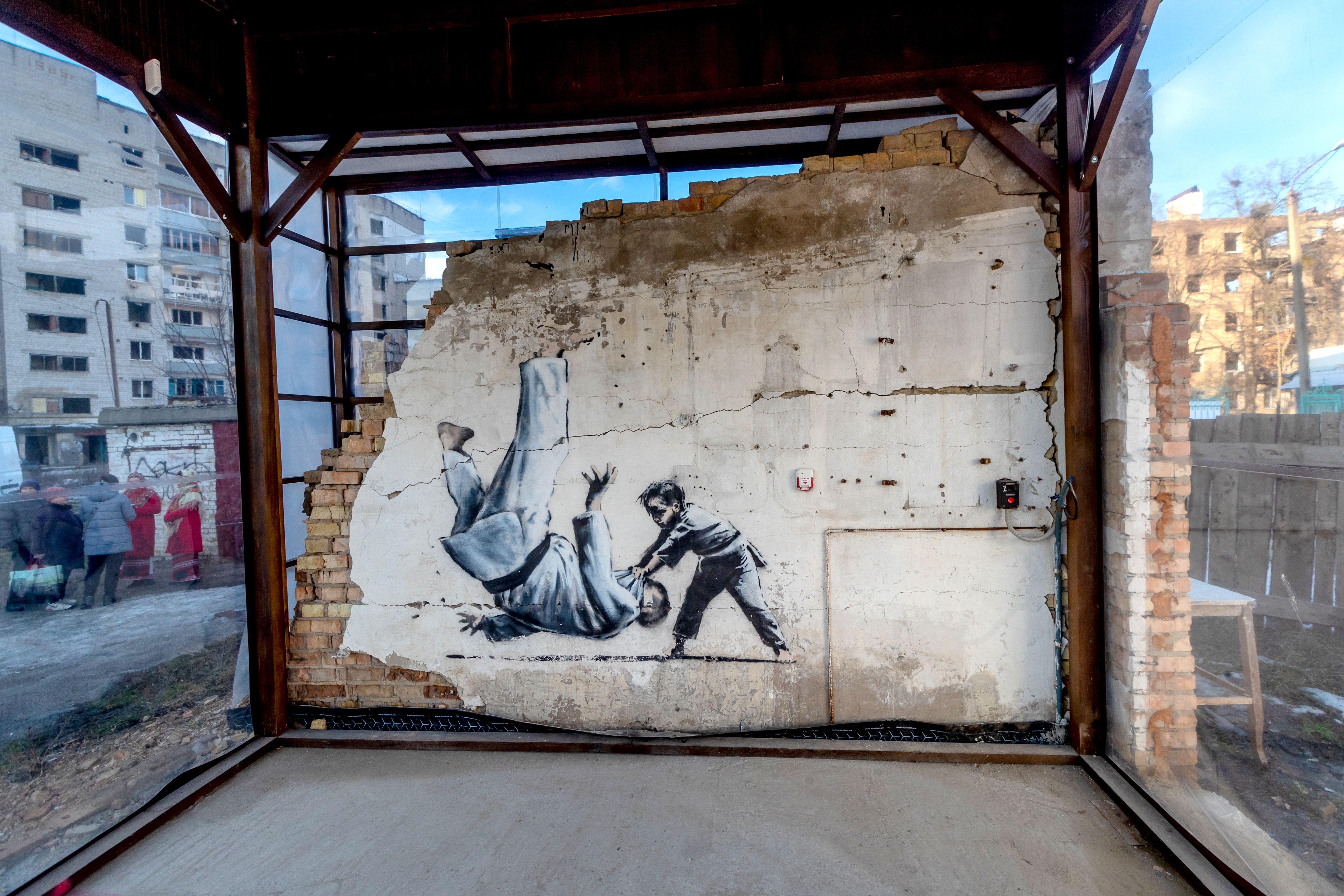 Der Junge, der einen erwachsenen Judoka besiegt, von Banksy, abgebildet in Borodianka, Region Kiew, Nordukraine