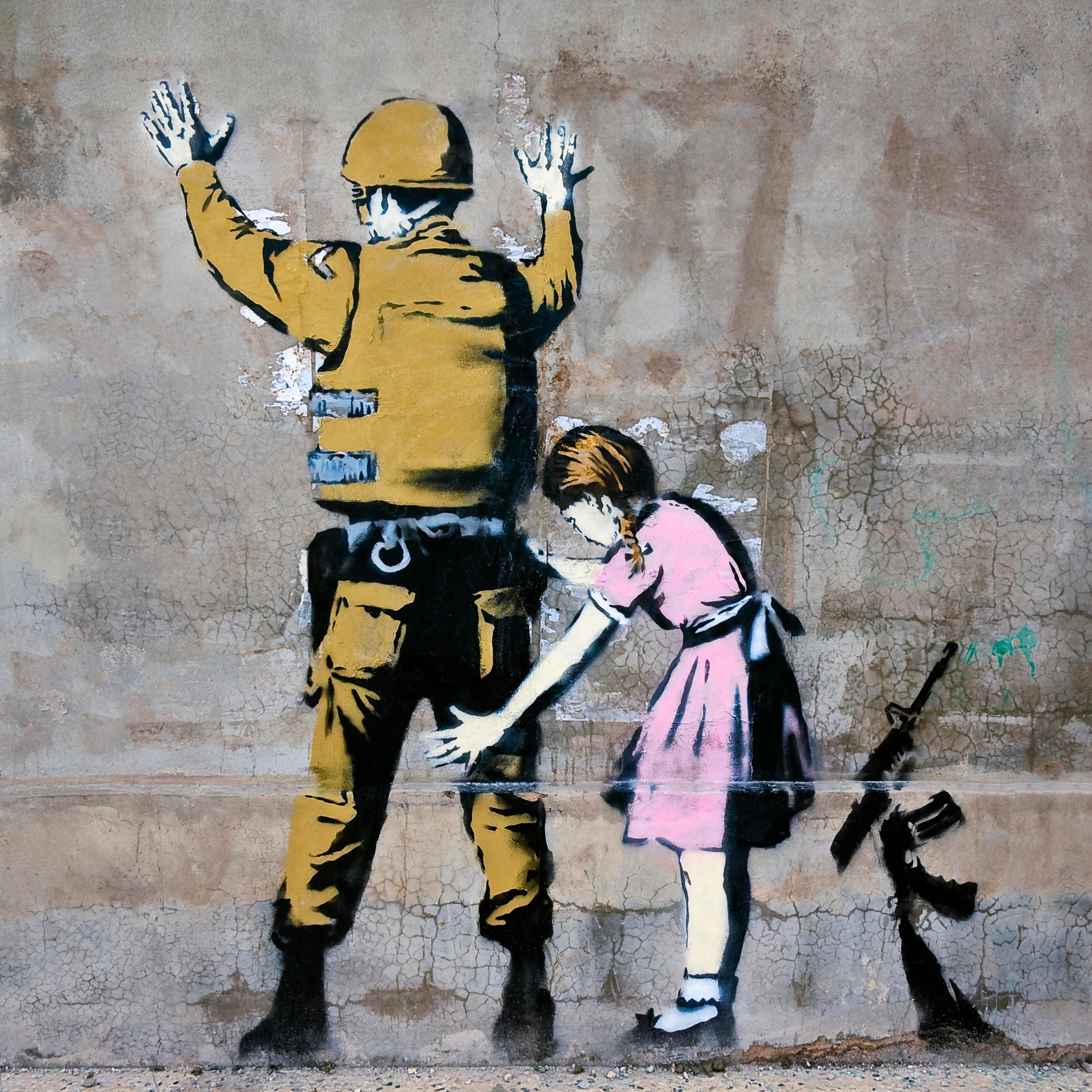 „Girl Frisking Soldier“ von Banksy in Bethlehem, Palästina, erschien 2007