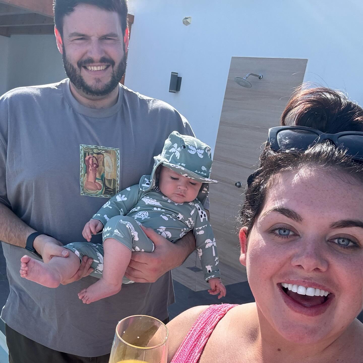 Scarlett im Bild mit ihrem Verlobten Scott und ihrem gemeinsamen Sohn Jude