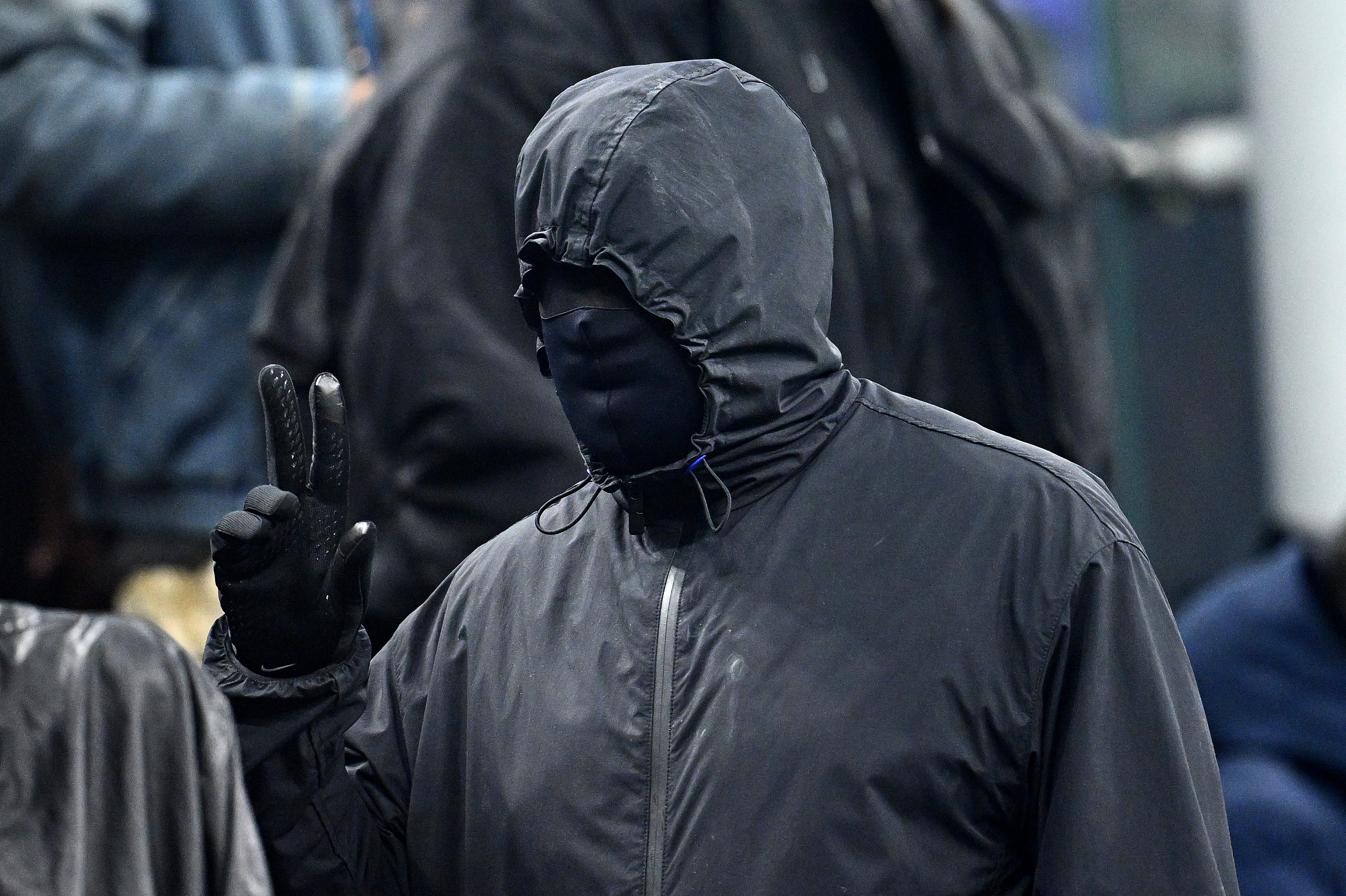 Der Rapper trug ganz Schwarz – inklusive einer Maske über dem gesamten Gesicht