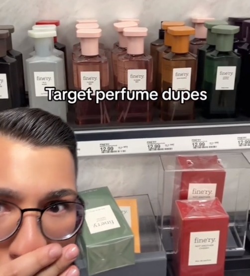 Er erklärte, dass es sich bei den Parfüms um Duplikate von Markendüften handele