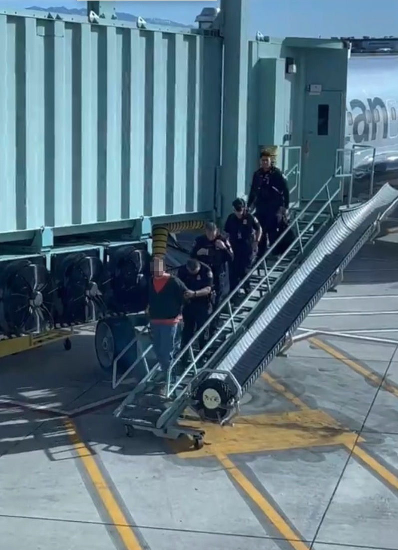 Auf einem Video war zu sehen, wie der Flieger nach den Unruhen auf einer Reise von New Mexico nach Chicago in Handschellen abgeführt wurde