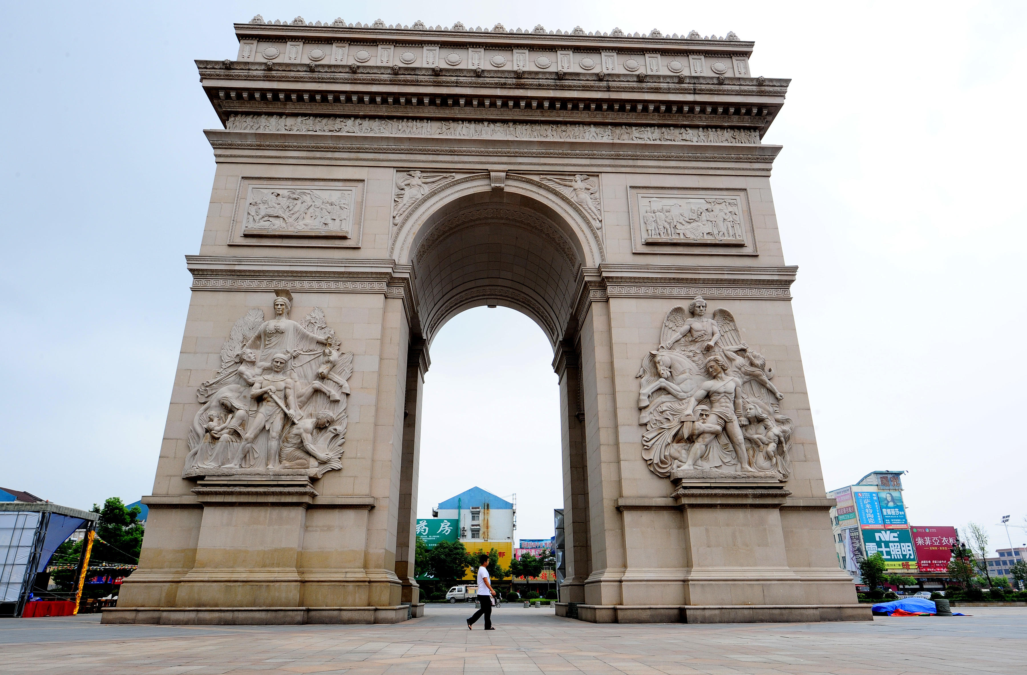 Eine Nachbildung des Arc de Triomphe in der Stadt Taizhou, Ostchina