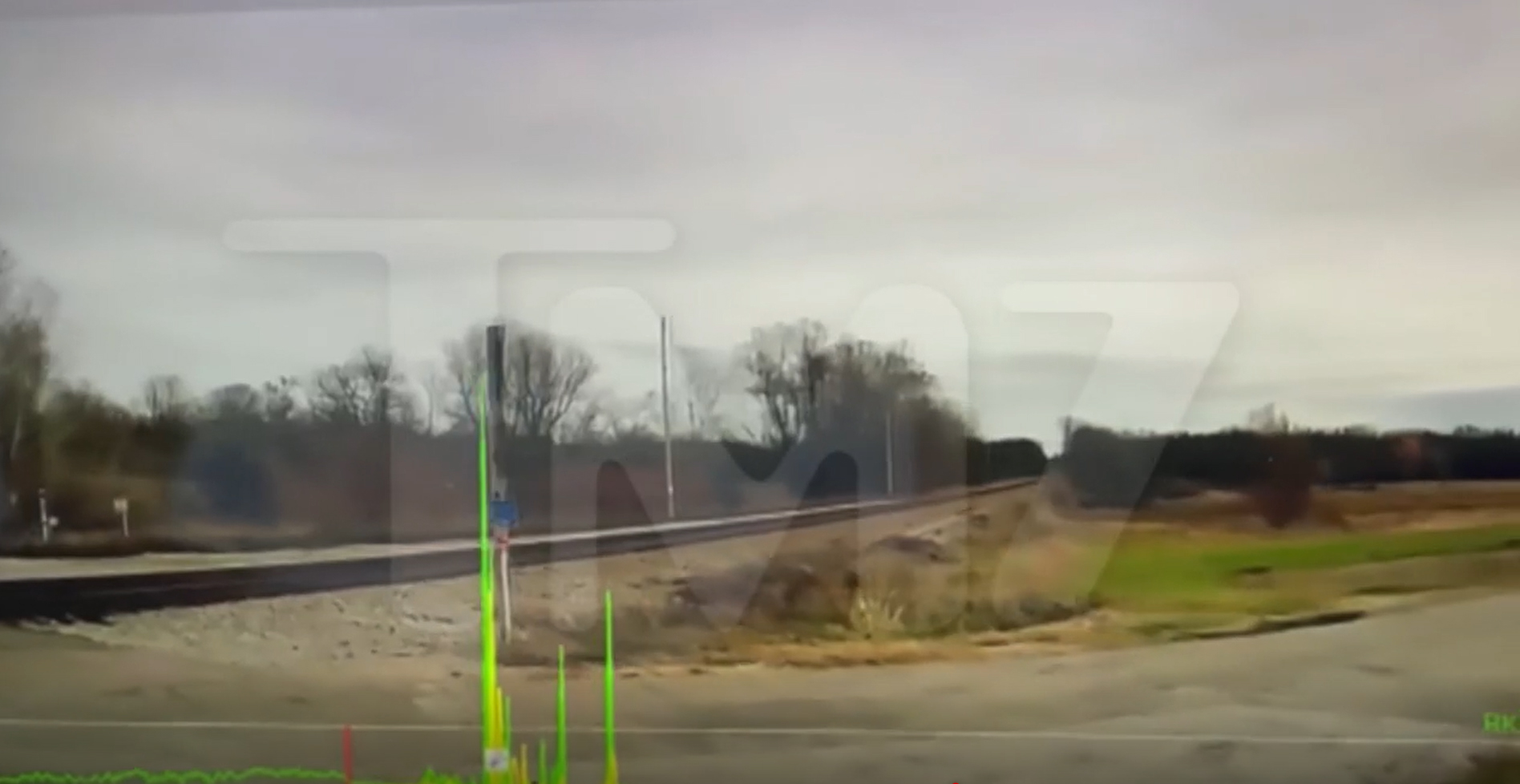 TMZ erhielt ein Video von einer nach vorne gerichteten Dashcam, das die Bahngleise Sekunden vor dem Aufprall zeigte