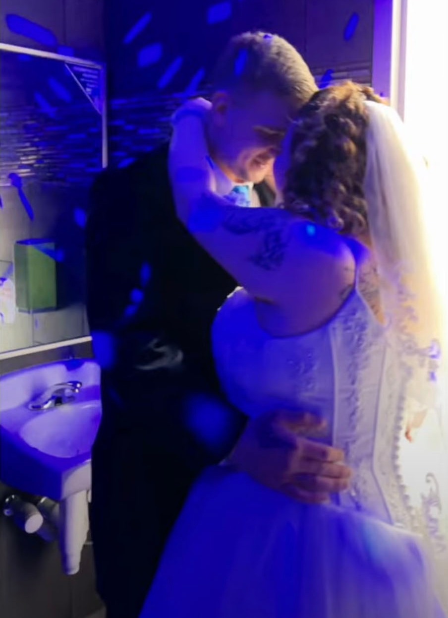 Die beiden teilten ihren ersten Tanz an einer Toilette und einem Waschbecken unter Disco-Lichtern