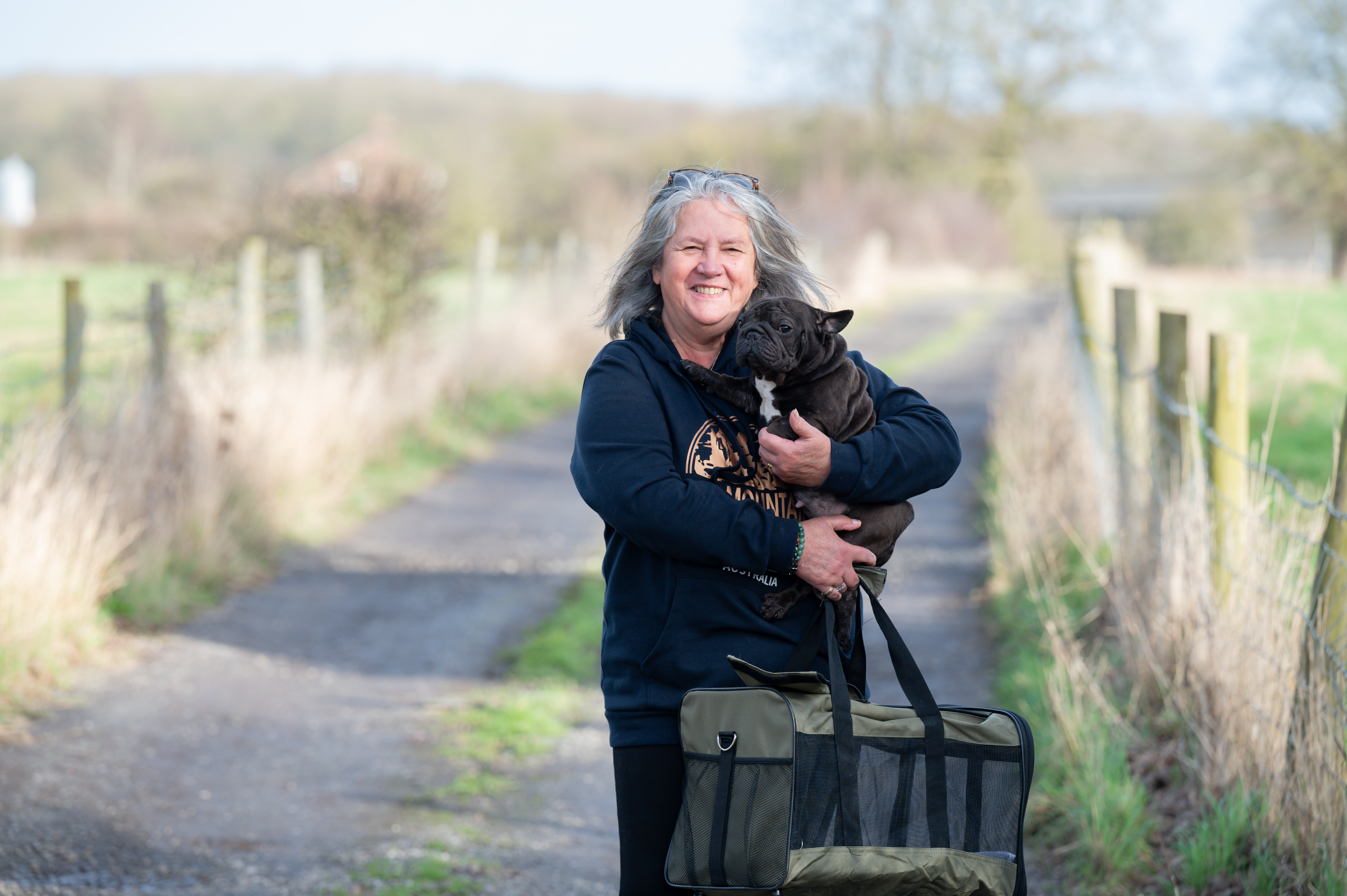 Meg ging als NHS-Mitarbeiterin in den Ruhestand, um eine Karriere bei einem Hundekurierdienst zu finden