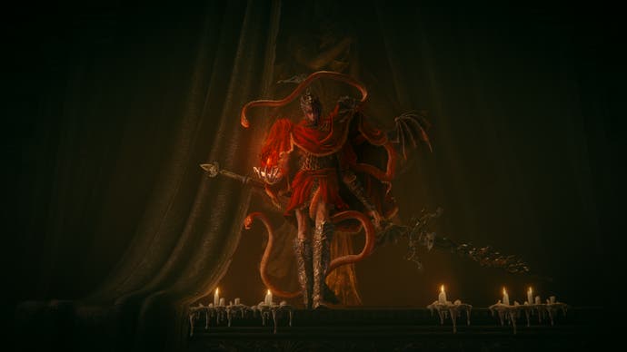 Miquella erhebt sich in Rot gehüllt auf einem von Kerzen beleuchteten Altar in „Shadow of the Erdtree“.