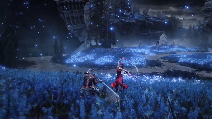 Spieler in samuraiartiger Rüstung kämpft gegen eine Frau in Rot mit zwei Katanas in einem weiten Feld aus blauen Pflanzen