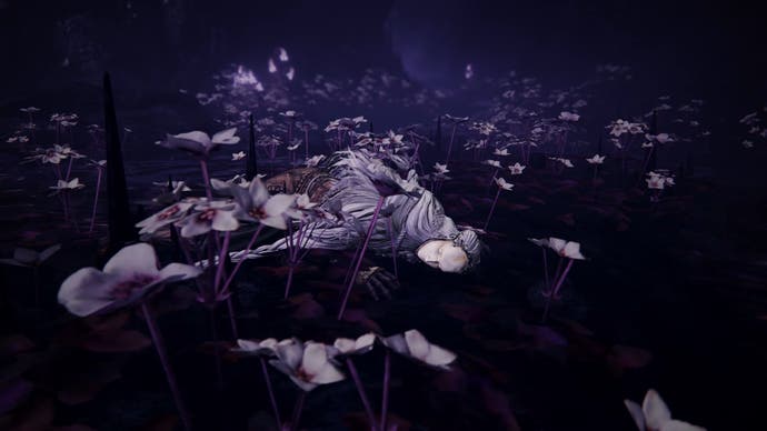 Seltsame maskierte Figur, die auf dem Boden liegt, inmitten von violettem Wasser und weißen Blumen