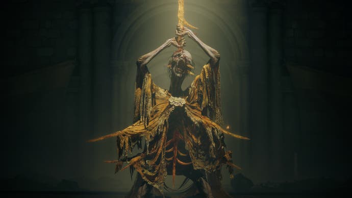 In „Shadow of the Erdtree“ zieht eine zombifizierte Gestalt im Rampenlicht ein Schwert vom Kopf