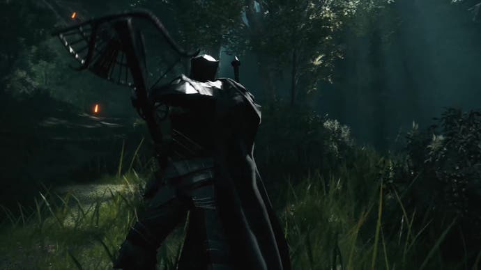 Spieler in dunkler Rüstung hält in einem Wald eine kunstvolle Armbrust hoch