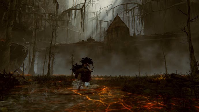 Der Spieler reitet durch ein trostloses Sumpfgebiet mit seltsamen Gebäuden in der Ferne in den Bäumen