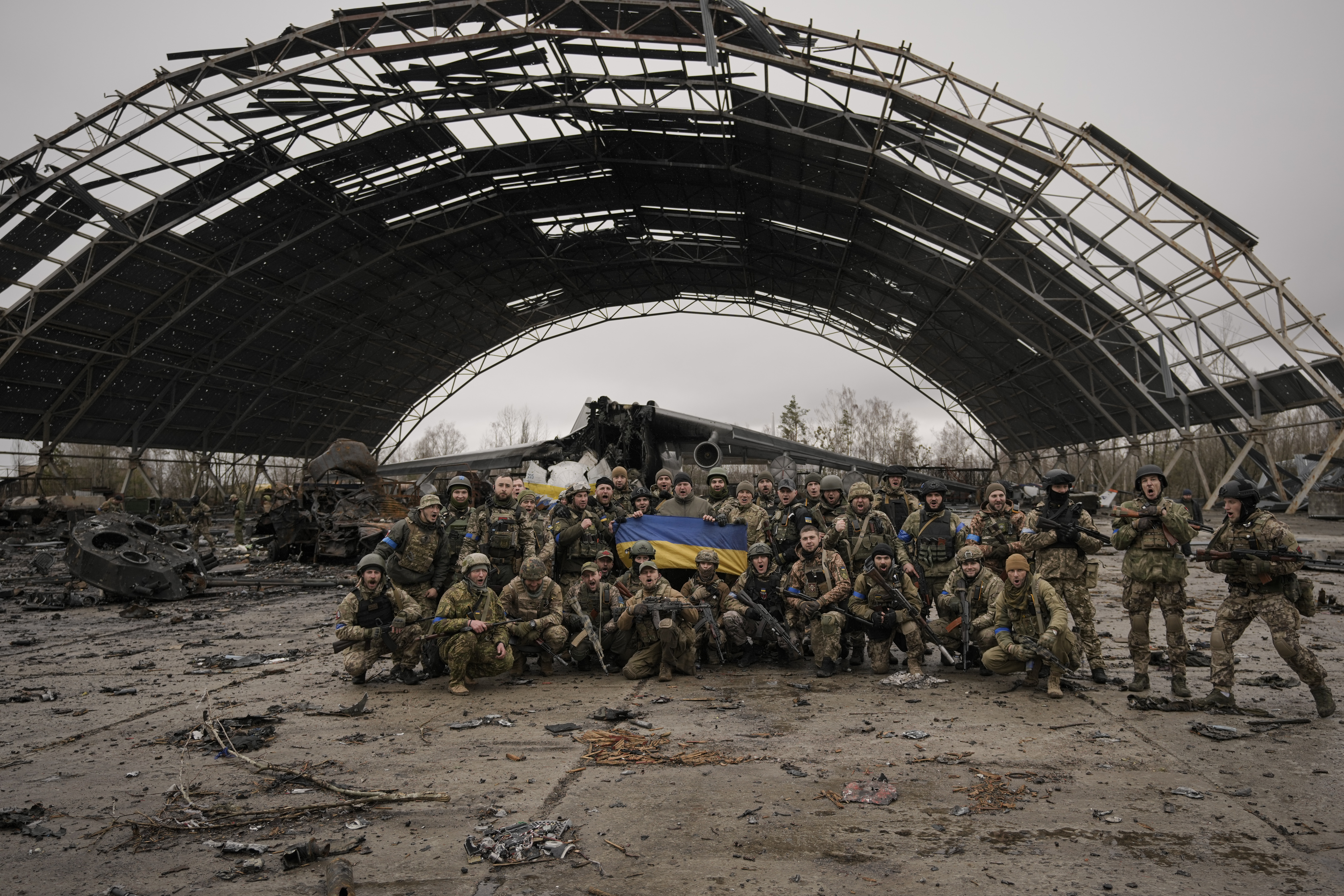 Ukrainische Soldaten wurden am 2. April 2022 in Hostomel nach der Vertreibung russischer Truppen fotografiert