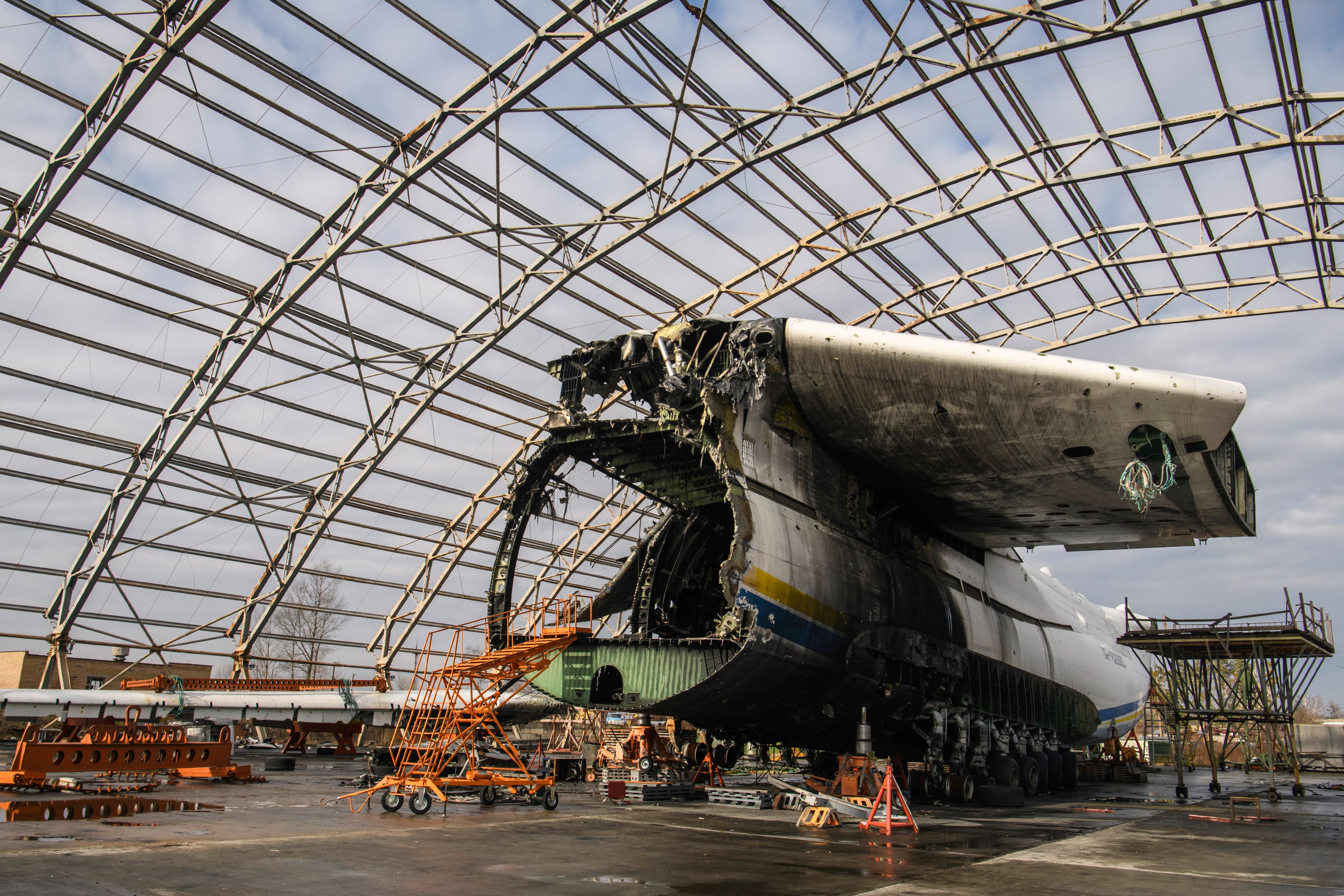 Noch immer versuchen Arbeiter, das zerstörte größte Transportflugzeug zu demontieren