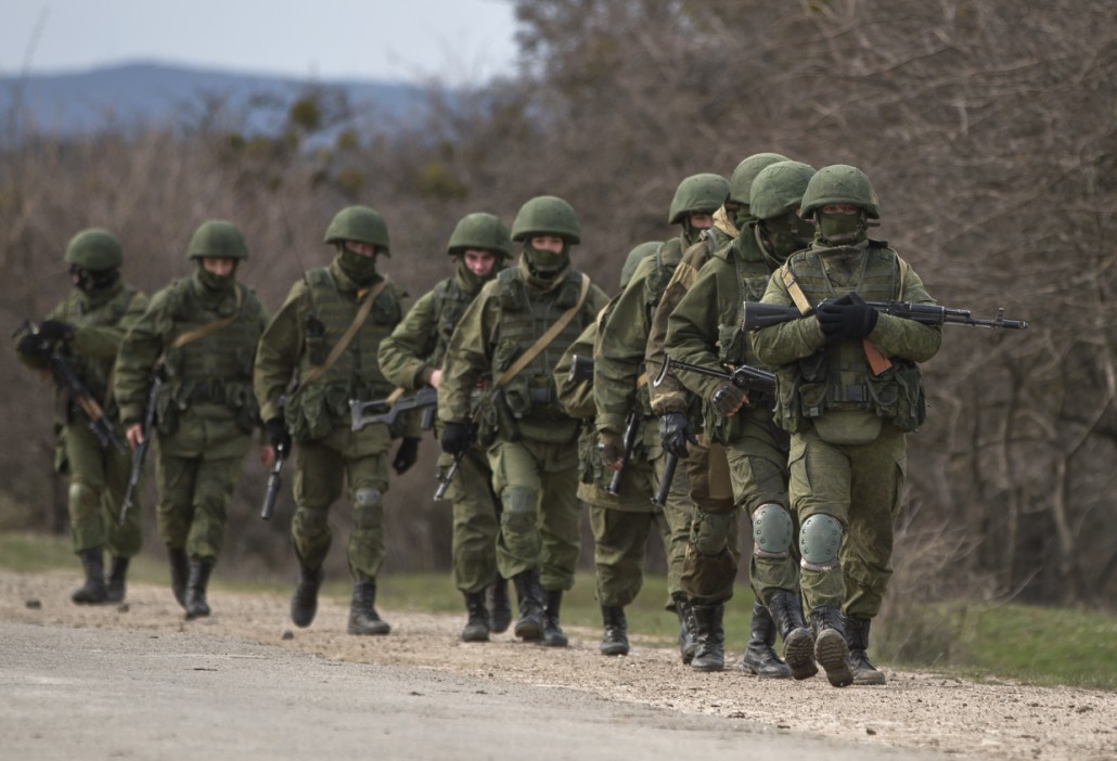 Russische paramilitärische Soldaten „kleine grüne Männchen“ marschieren auf der Krim, 2014