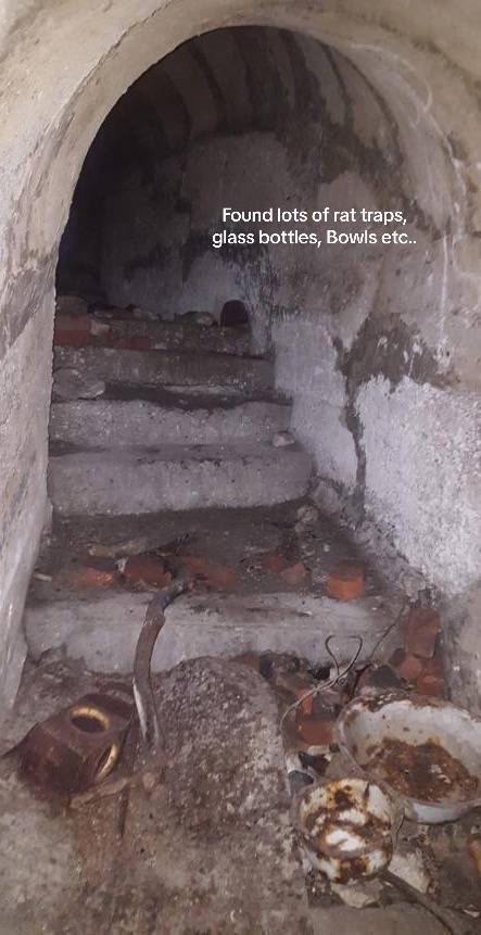Die Hausbesitzer entdeckten darin Rattenfallen, Glasflaschen und Schüsseln