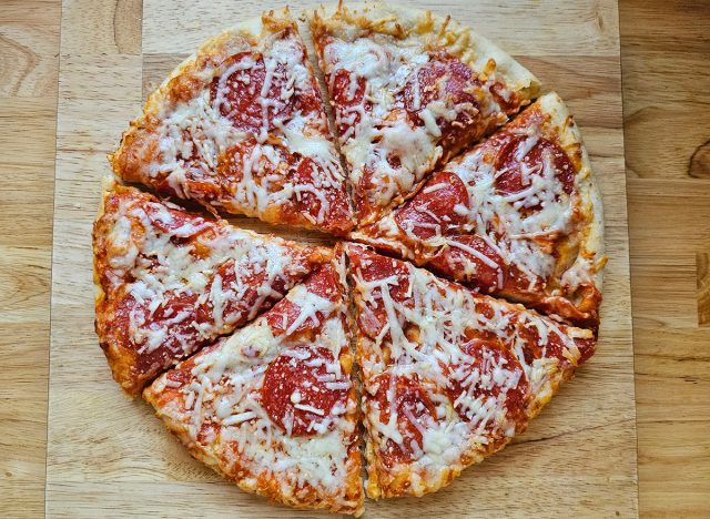 Ungehärtete Peperoni-Pizza von Trader Joe's im Holzofen nach Neapel-Art