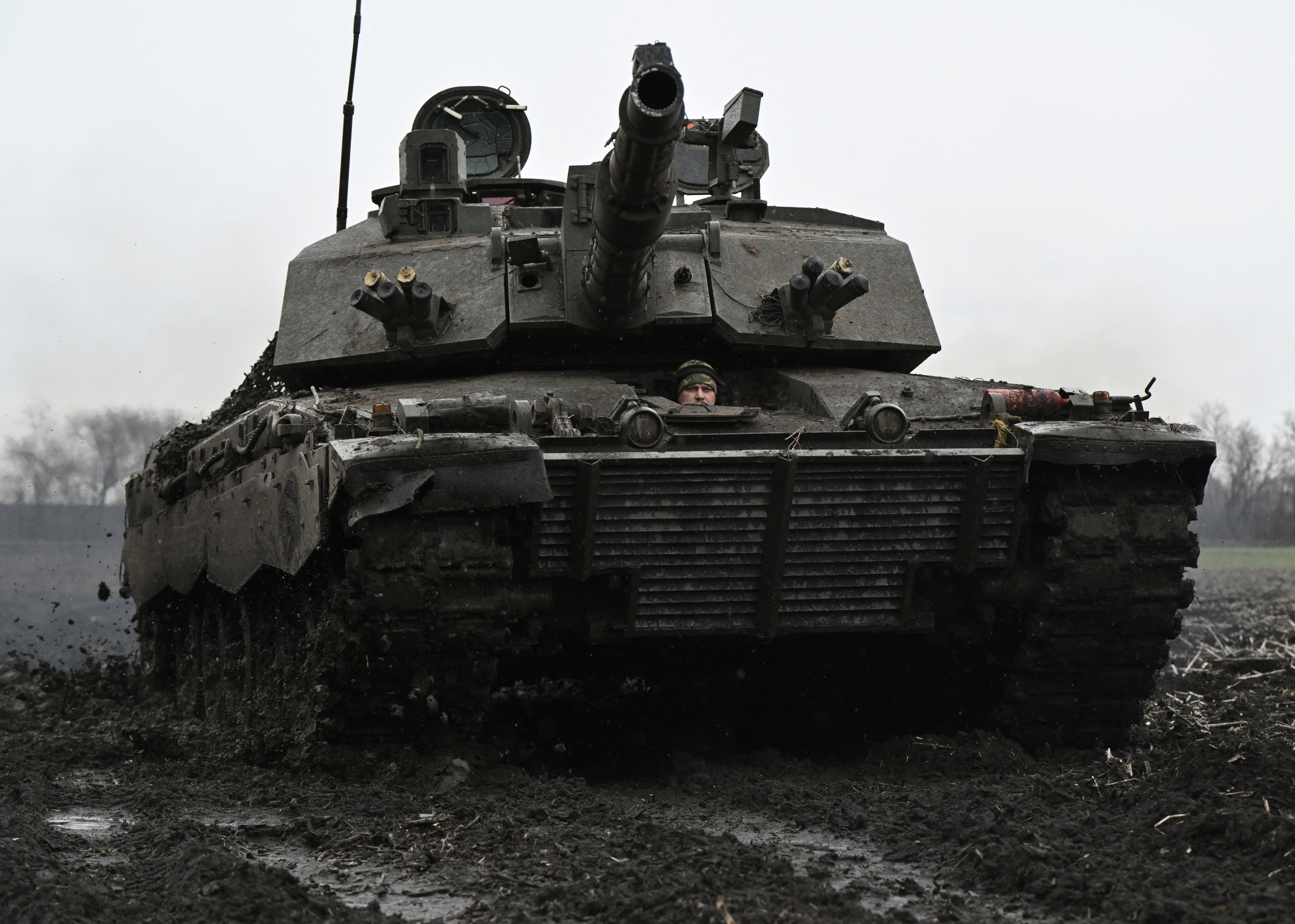 In der Ukraine rumpeln nun in Großbritannien hergestellte Challenger-2-Panzer