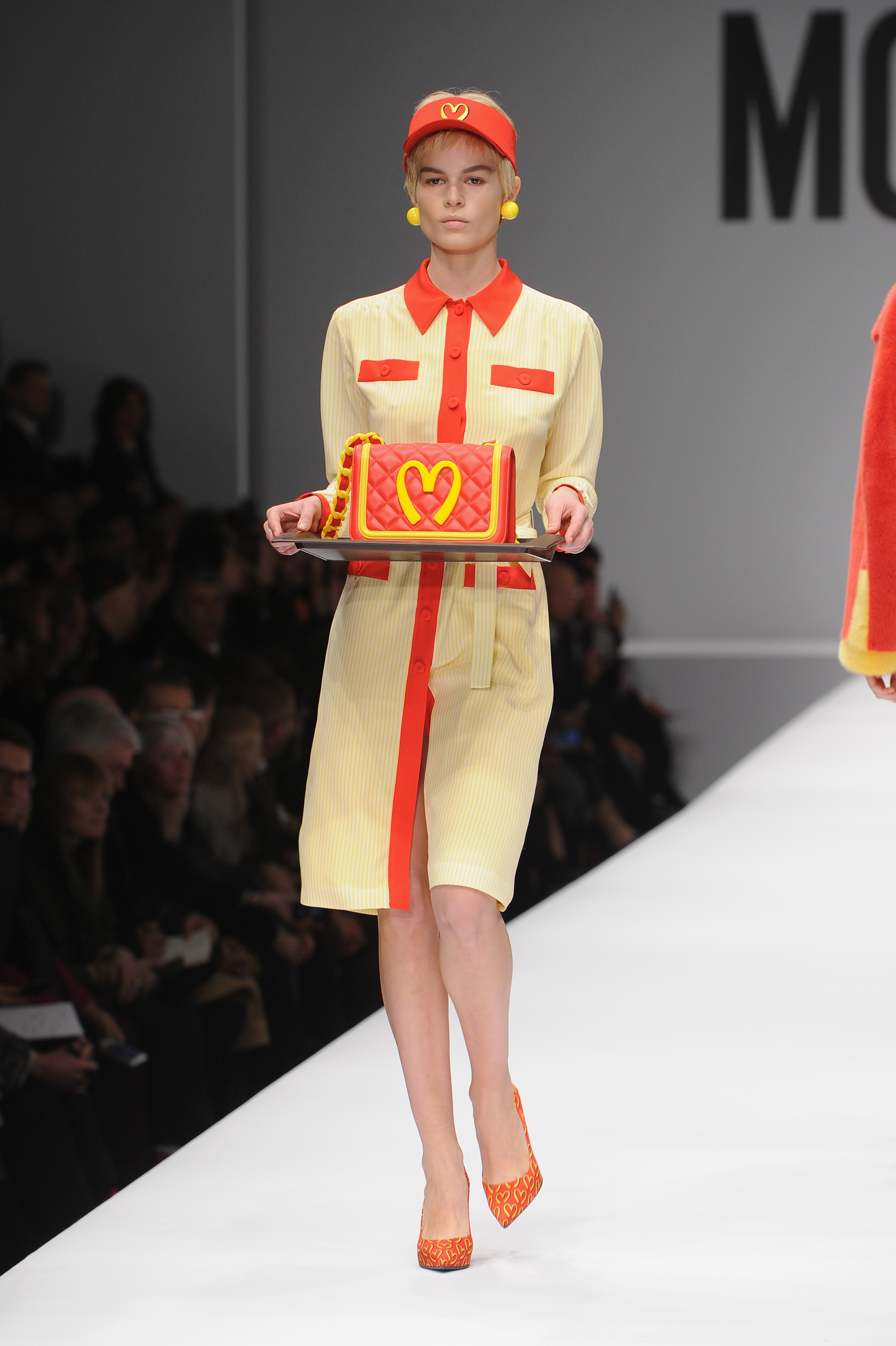 Moschino entwarf ein von McDonald's inspiriertes Outfit mit einer passenden Handtasche