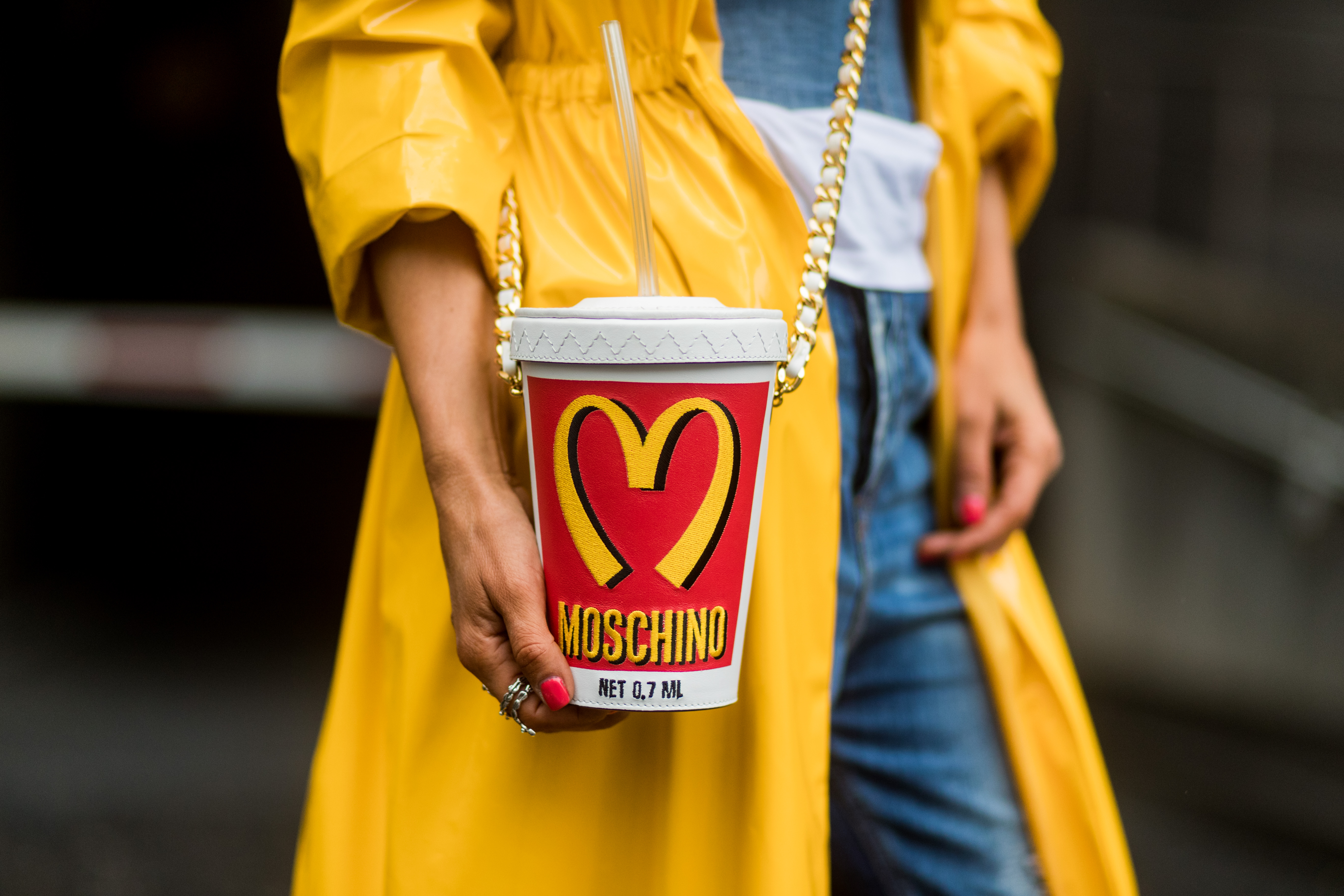 Die Topmarke Moschino war mit der ersten Essenskarte, die sie 2014 entworfen hatte (ein passendes Outfit und eine Happy-Meal-Box), so zufrieden, dass sie auch eine Getränketüte herausbrachte.  .  .  Nur um das volle Erlebnis zum Mitnehmen zu bieten
