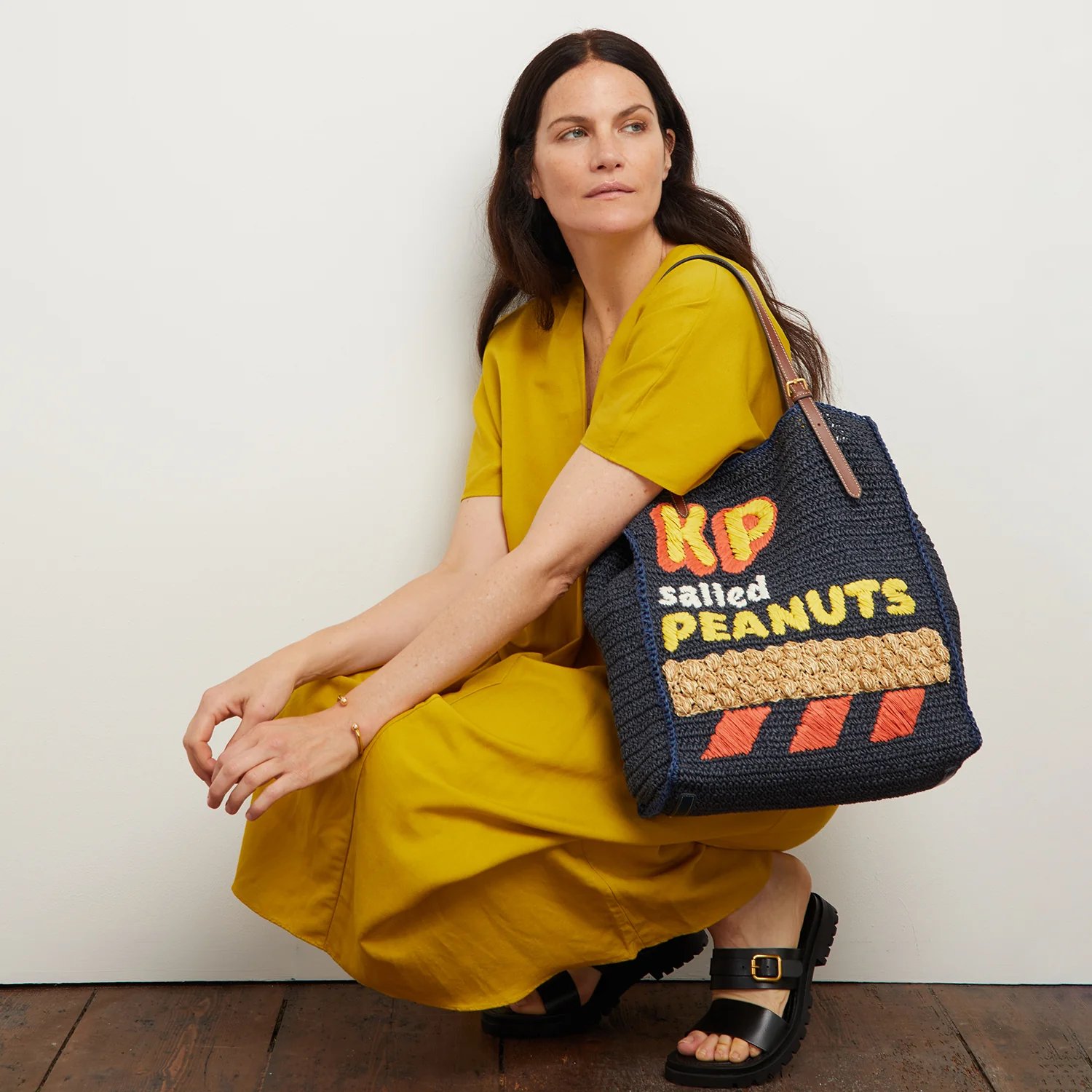 Anya Hindmarch, die dafür bekannt ist, Taschen herzustellen, die wie Lebensmittel aussehen, verkauft diesen KP-Peanuts-Shopper für 595 £