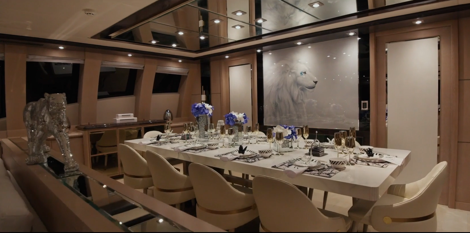 Der Speisesaal bietet Platz für zehn Gäste und verfügt über silberne Tigerstatuen